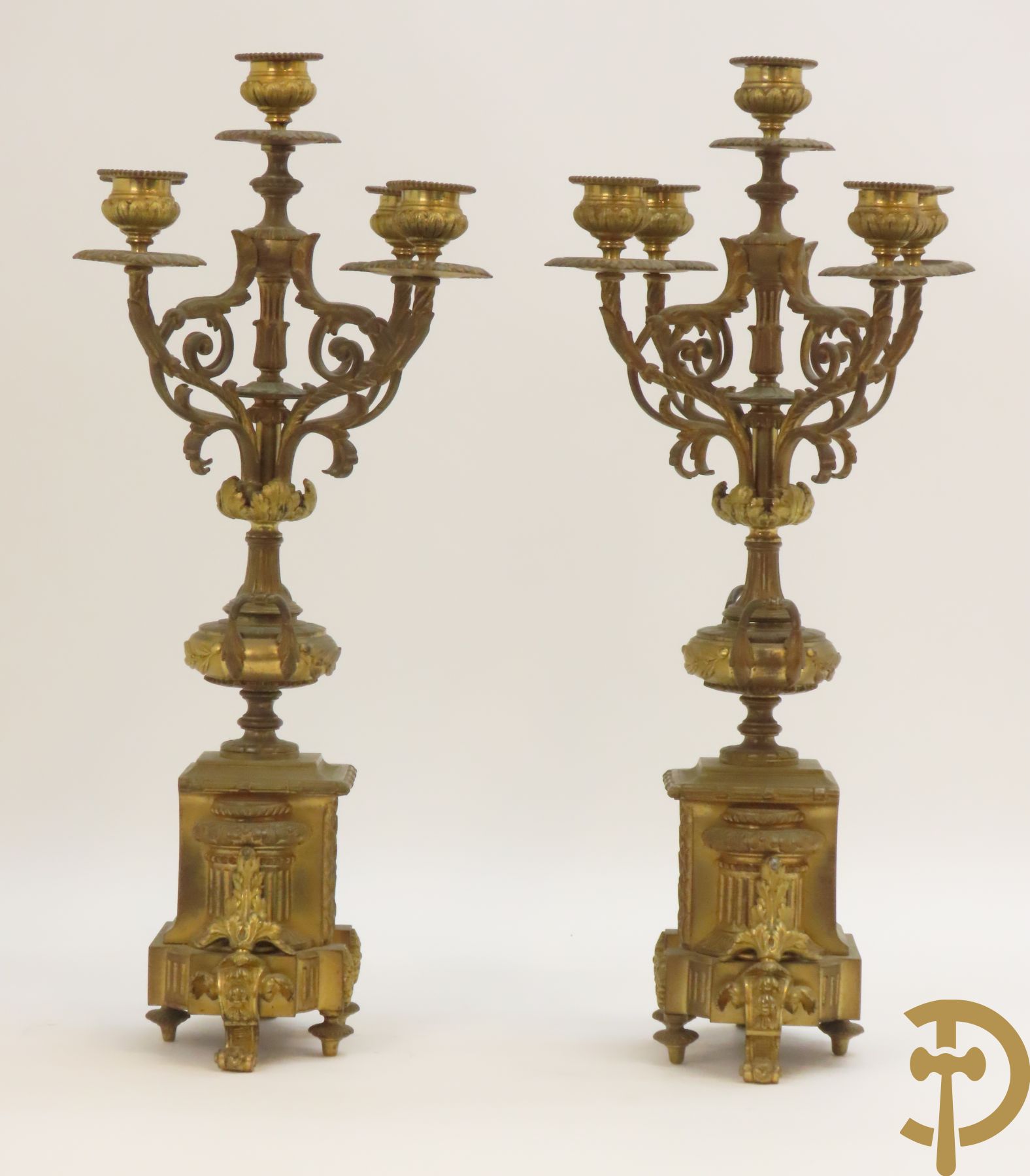 Paar bronzen kandelaars bovenaan bekroond met amfoor en pijlenkoker