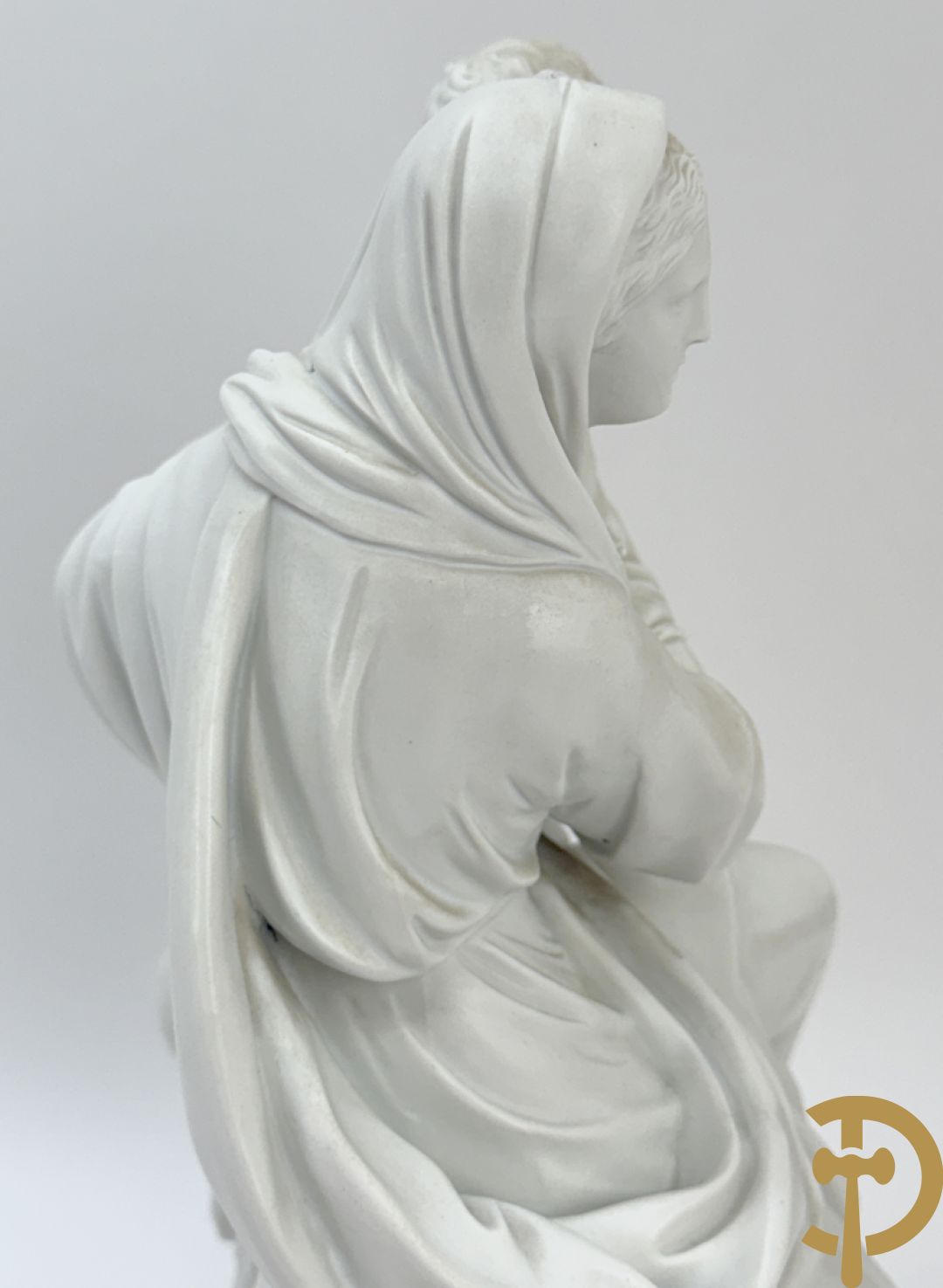 Boizet getekend, witte biscuit van Madonna met kind steunende op slang, gemerkt Sèvres, op vergulde sokkel