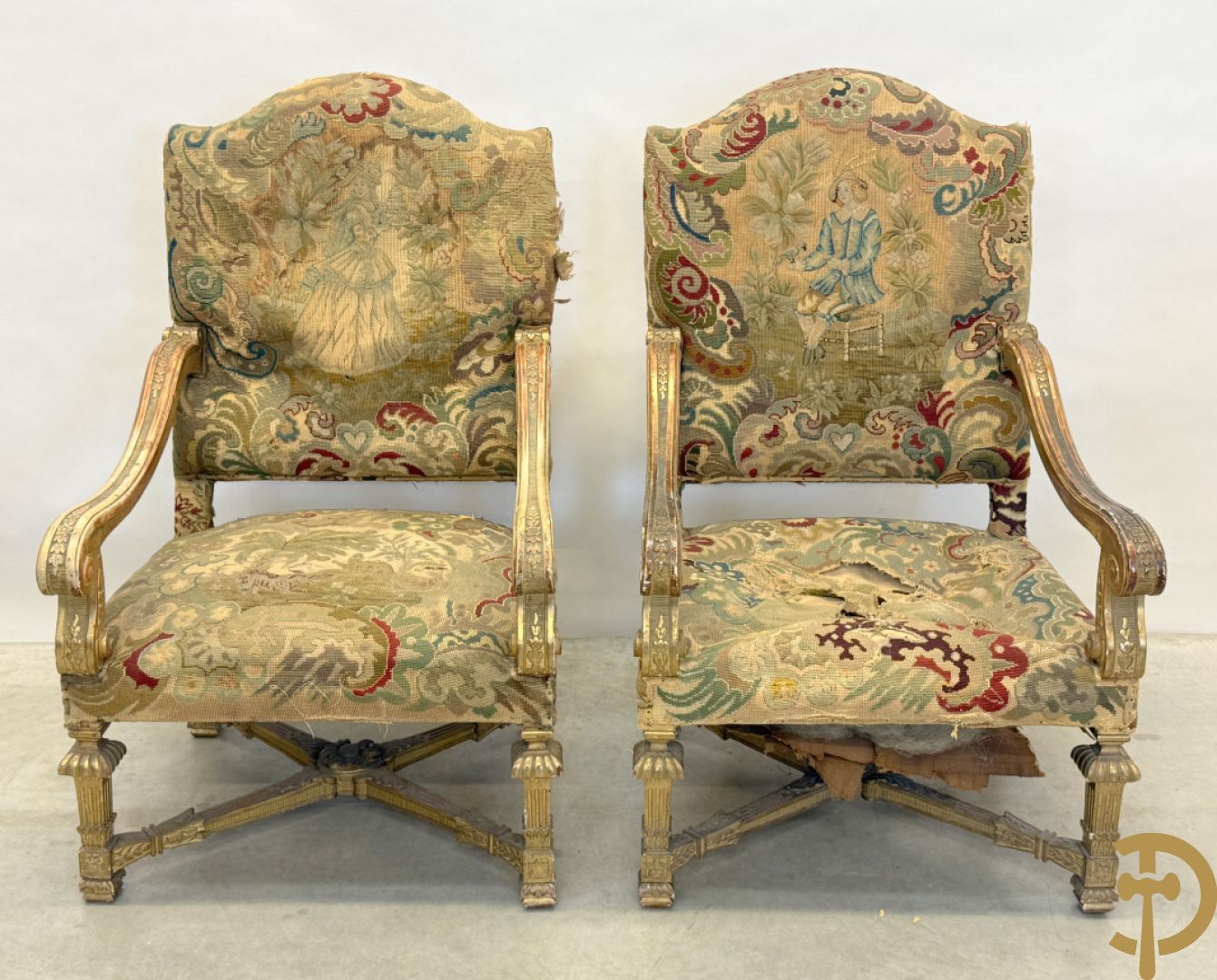 Vier vergulde Louis XIV kasteelarmzetels met geanimeerde scènes in petit points, 19e