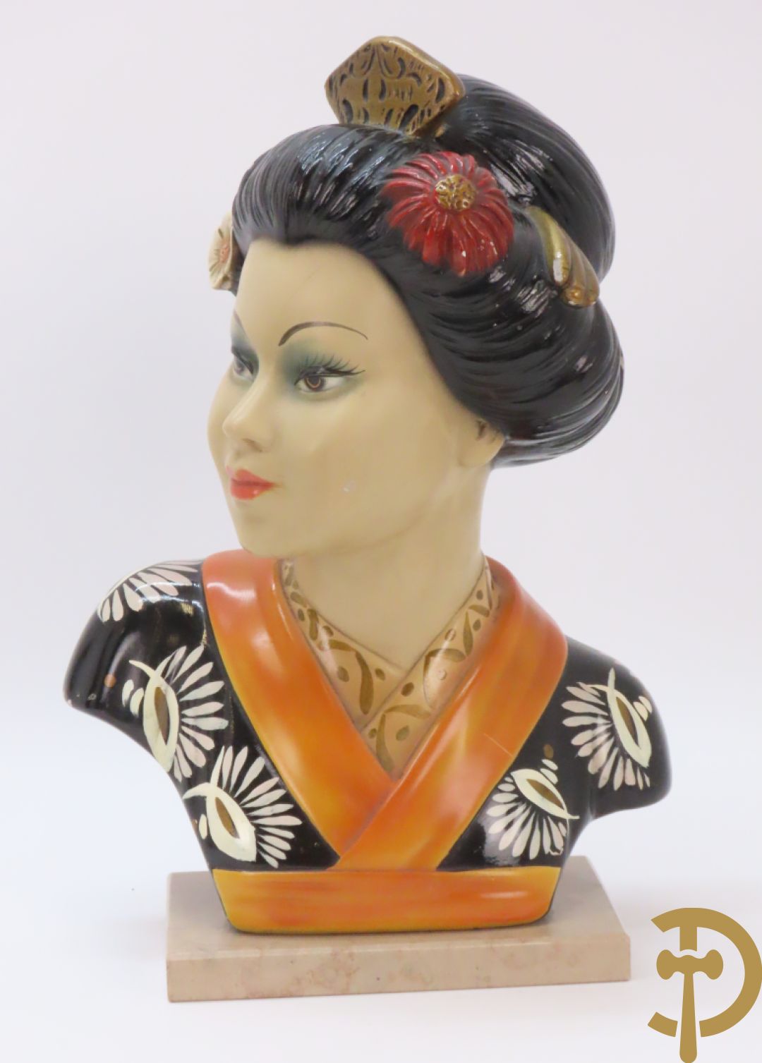 Gipsen damesbuste van Japanse schone op marmeren sokkel