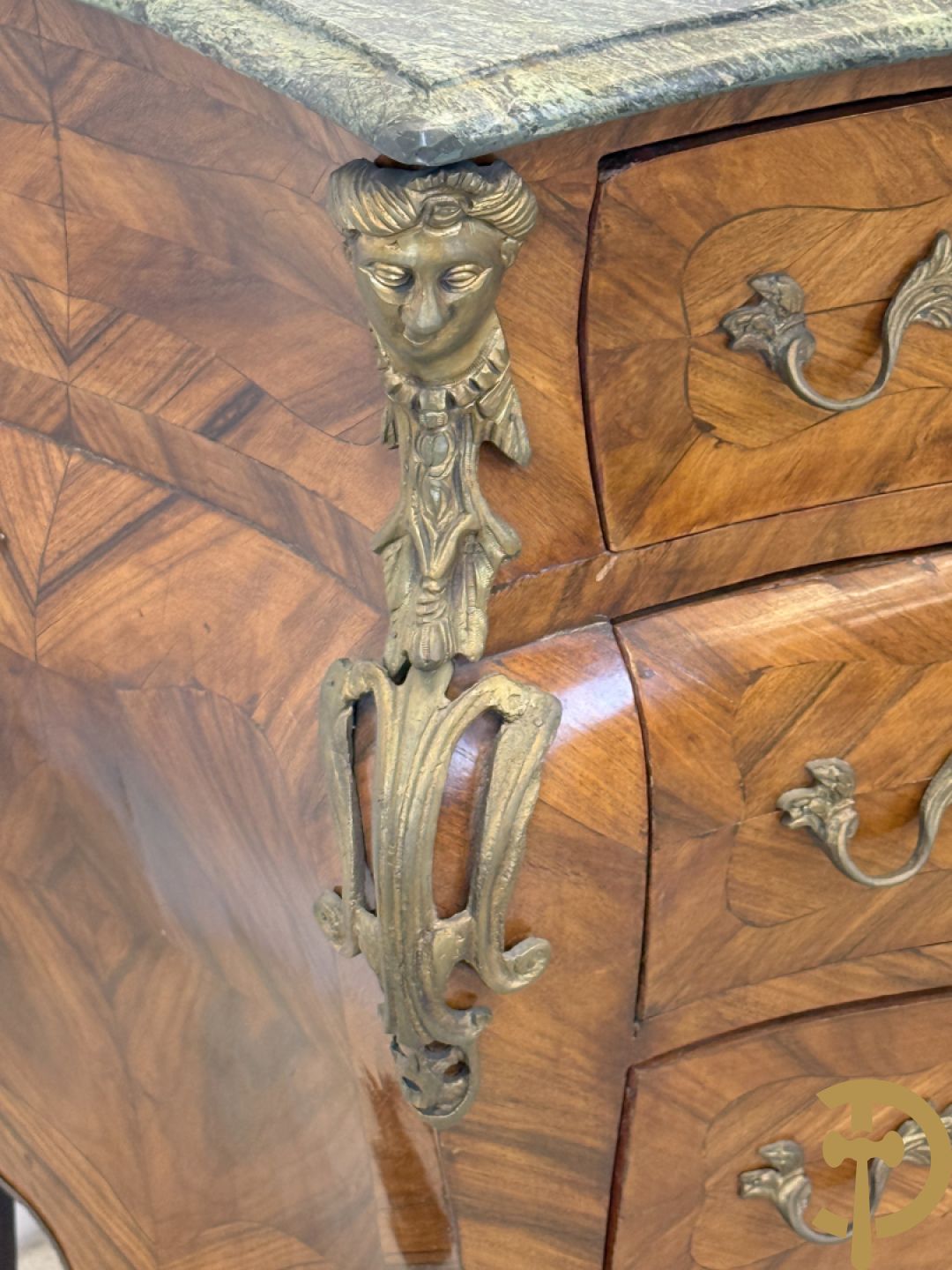 Notelaren drielandencommode met bronsbeslag en groen marmeren blad