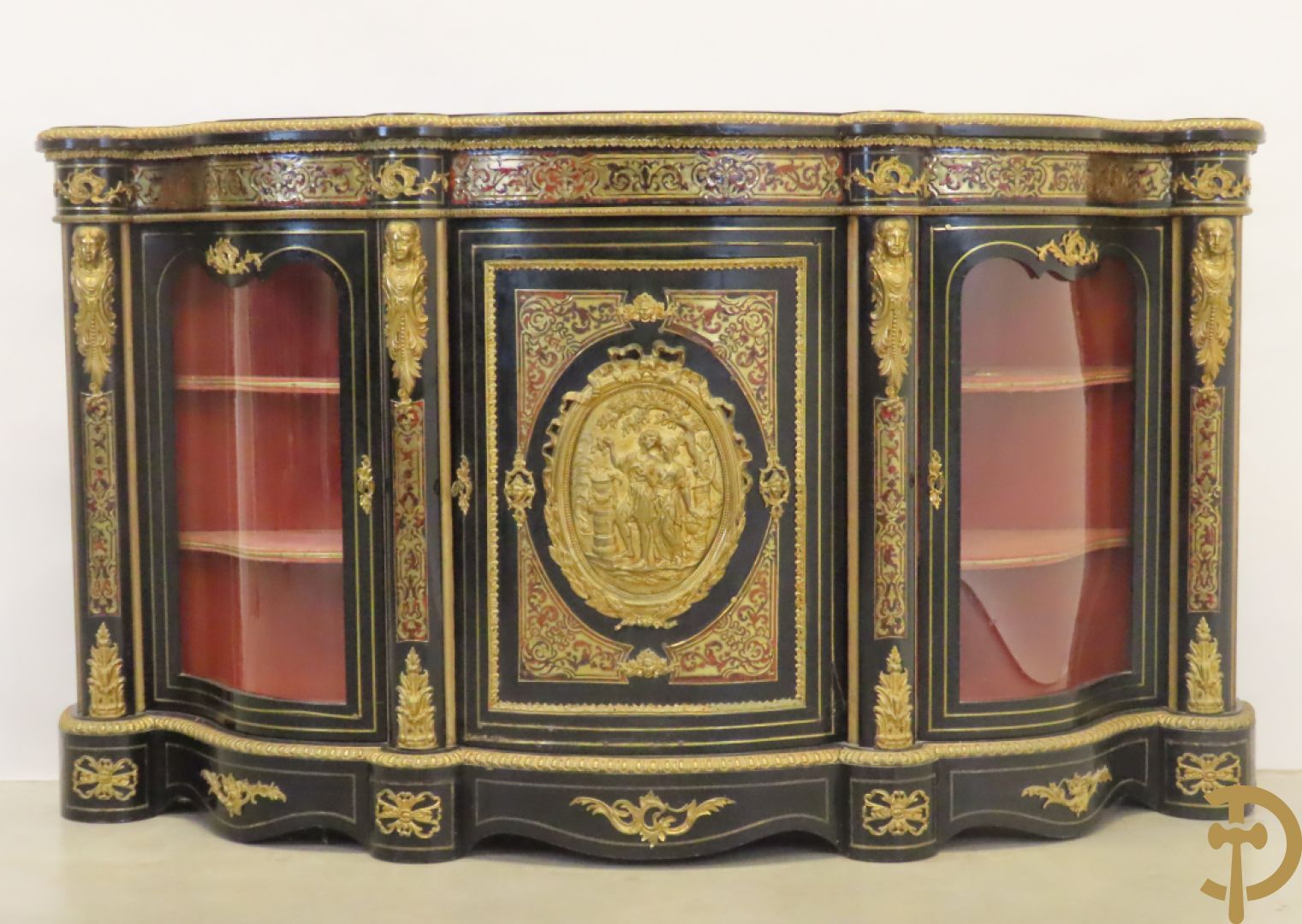 Napoleon III dressoir, centraal met bronnen plakkette omgeven door Louis XVI strik, met 2 zijdelingse vitrines met gebogen glas - stijlen bezet met bronzen dameshoofden