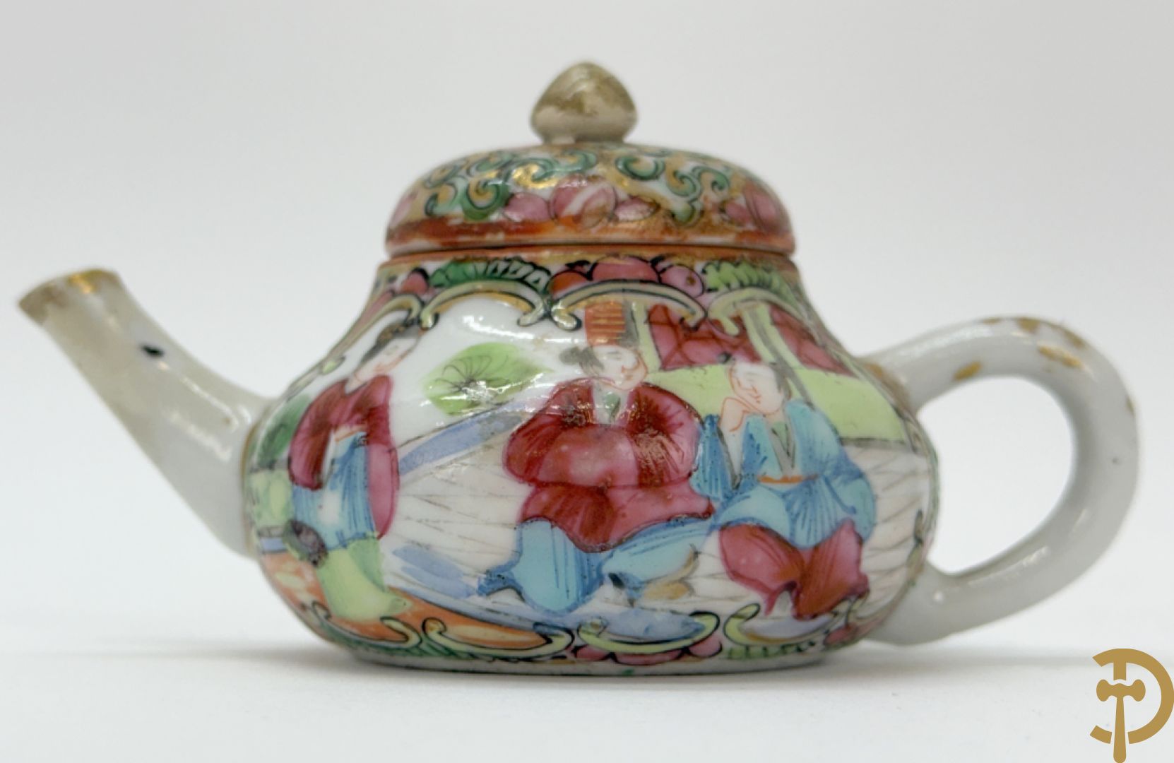 Chinees porseleinen theekannetje met landschapsdecor, vooraan en achteraan Chinese tekens, Republieks periode + kleine Kanton theekan