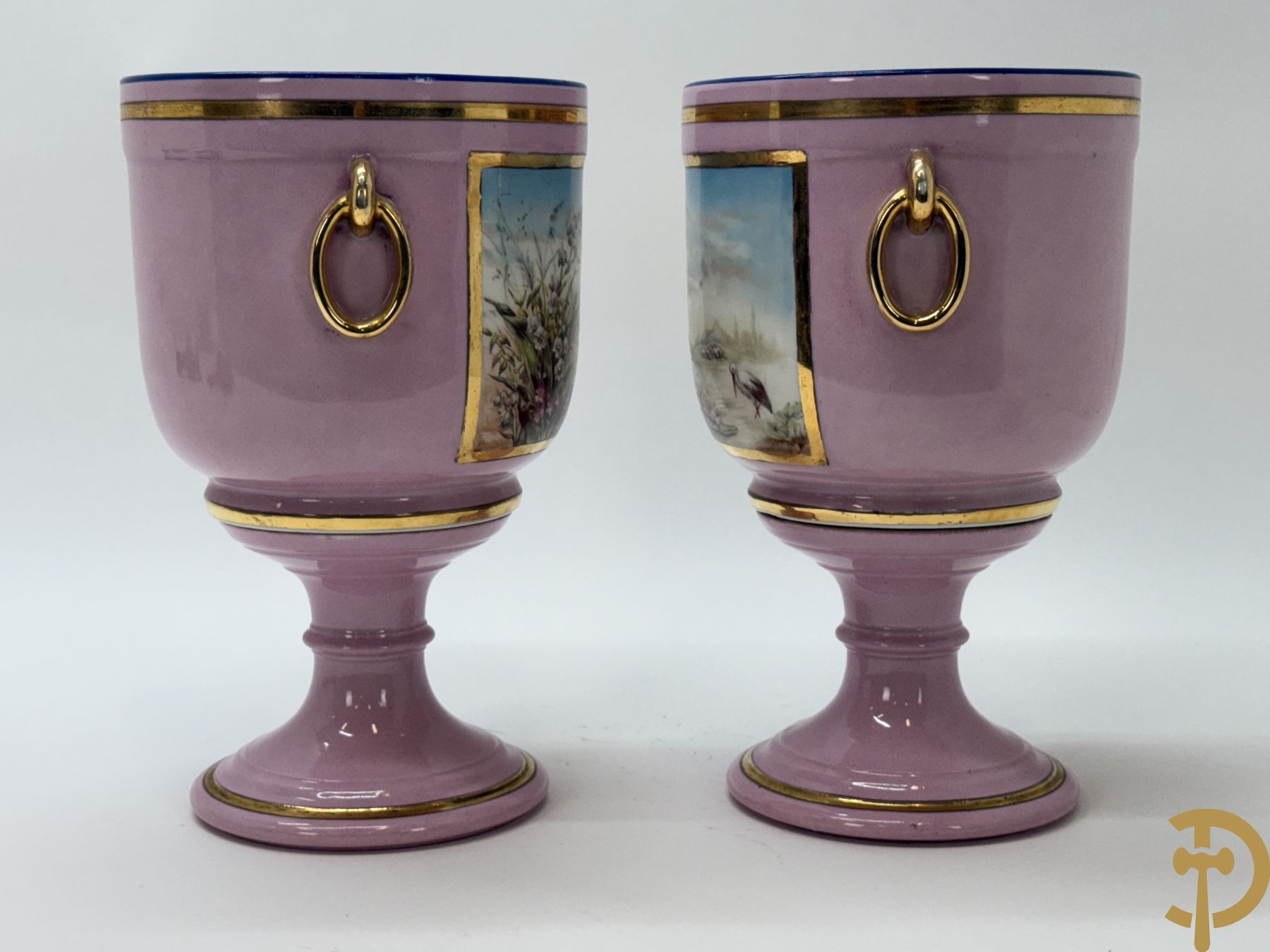 Paar roze gekleurde porseleinen coupes met idyllisch landschap in decalcomanie decor met vergulde rand