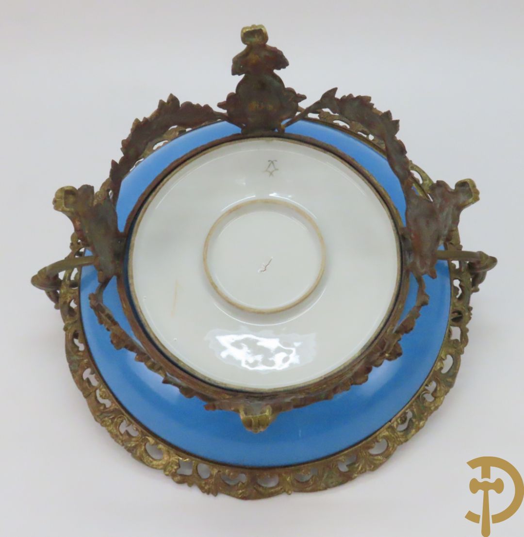 Porseleinen Sèvres schotel met handbeschilderd romantisch tafereel van lieflijk koppel gevat in bronzen houder - bezet met dameshoofden en accanthusranken, onderaan gemerkt Sèvres