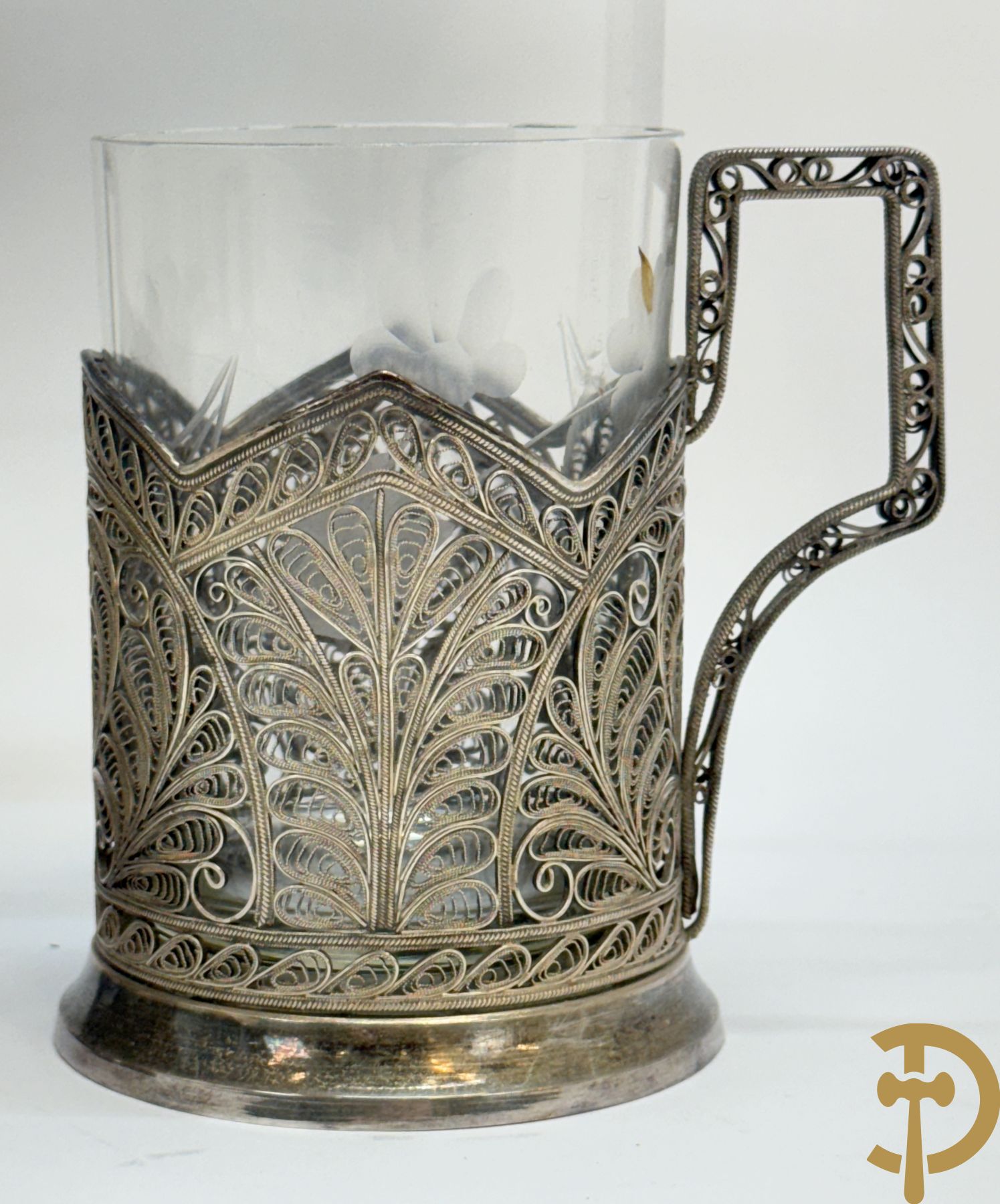 Zes verzilverde Russische theeglashouders in filigraanwerk