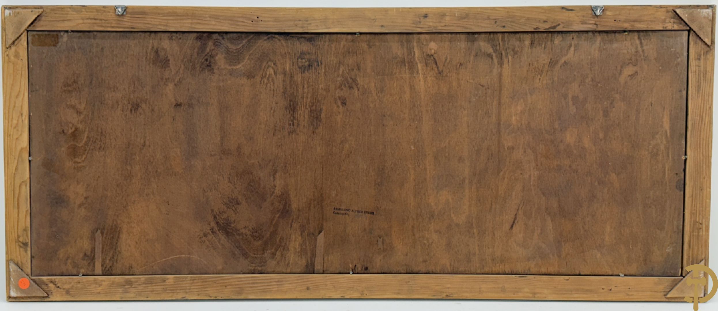 Gemarketteerde jachtscène met honden en paarden in houtsnijwerk