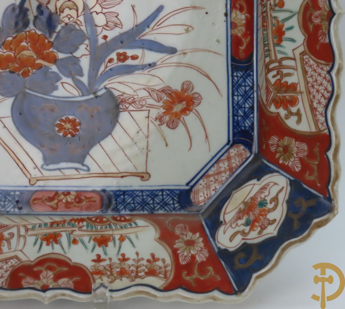 Drie vierkante Imari borden