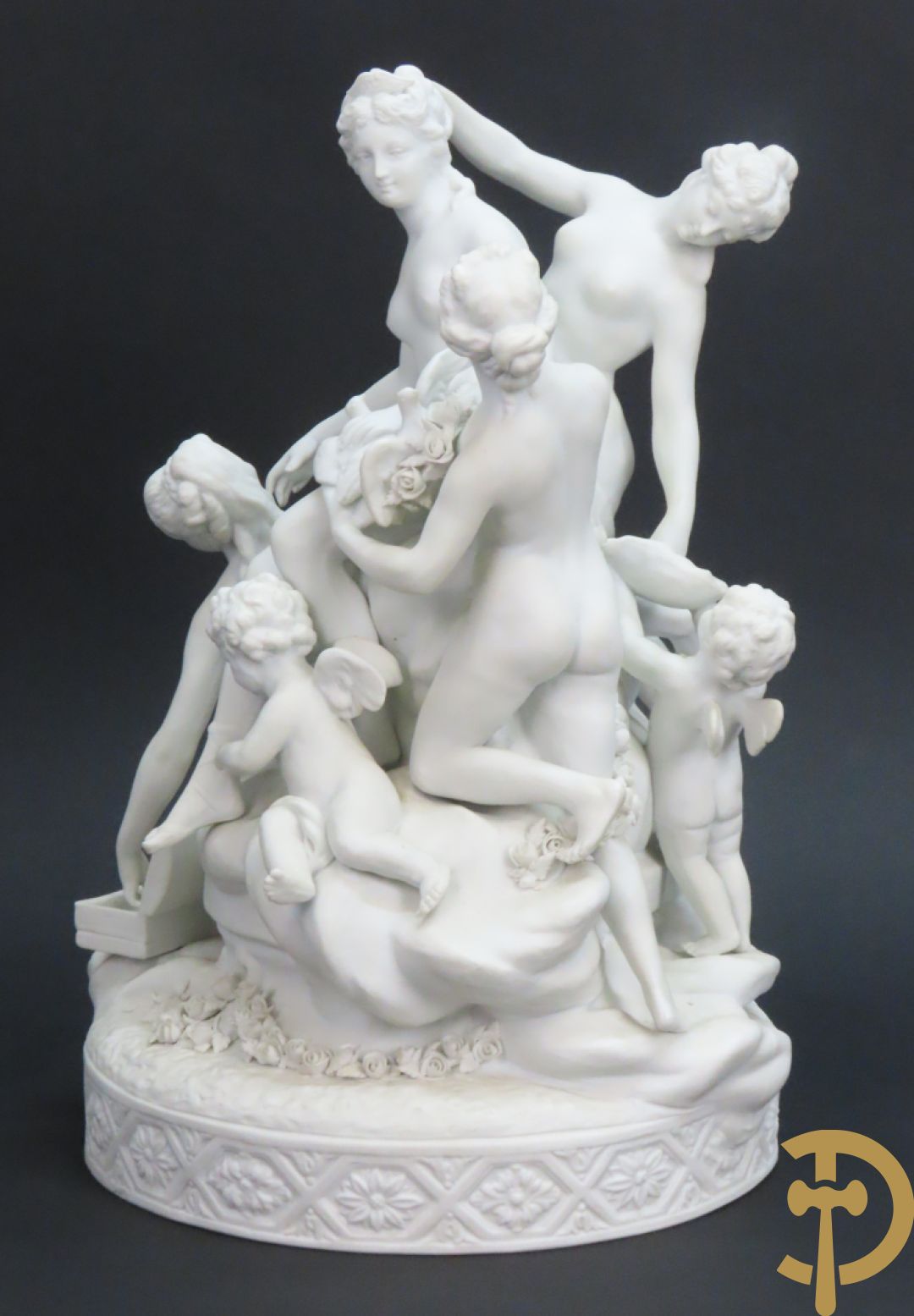 Porseleinen sierbeeld met 4 naakte dames en cupido bezet met bloemenkransen, Sèvres gemerkt
