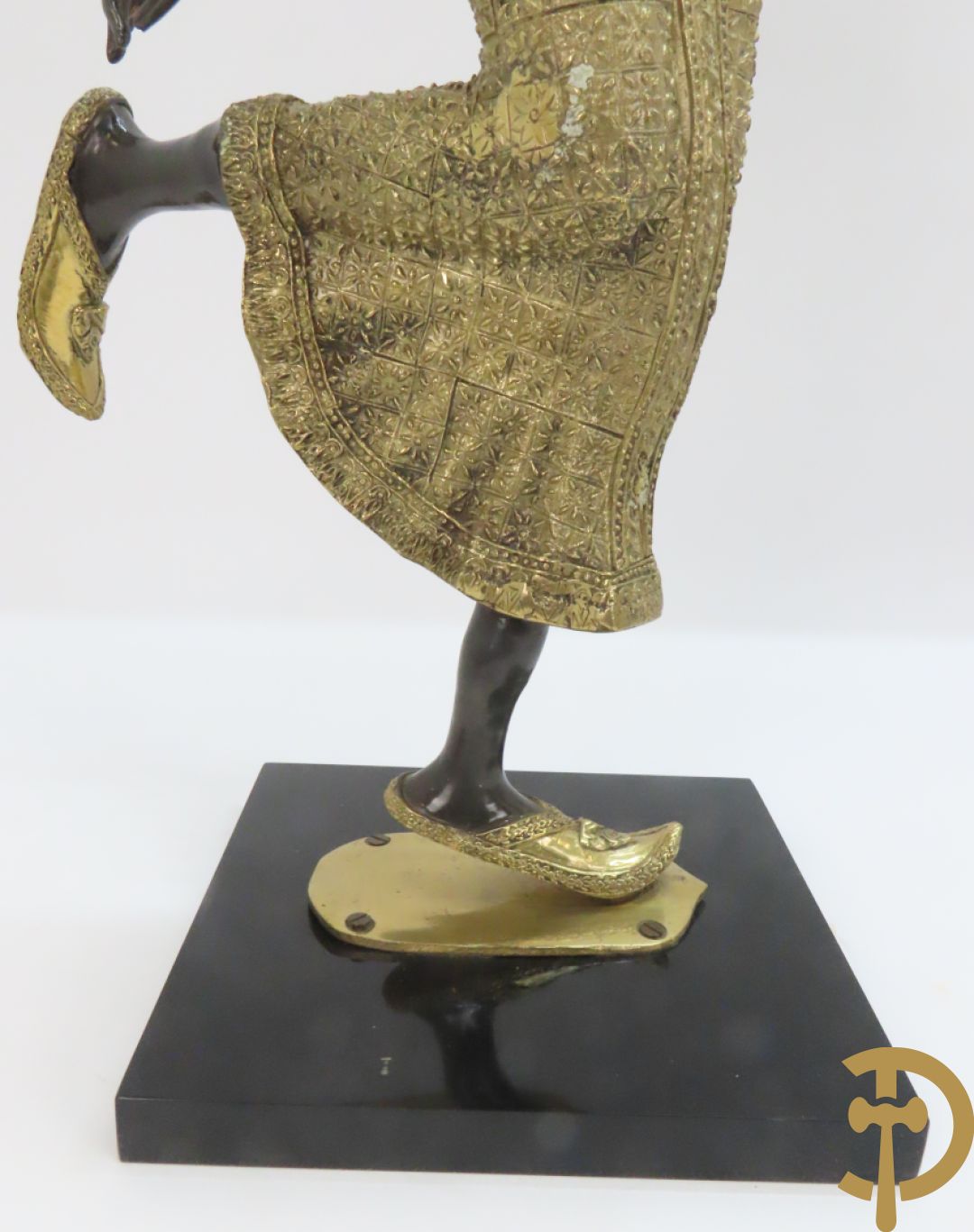 Twee staande koperen boedhistische figuren