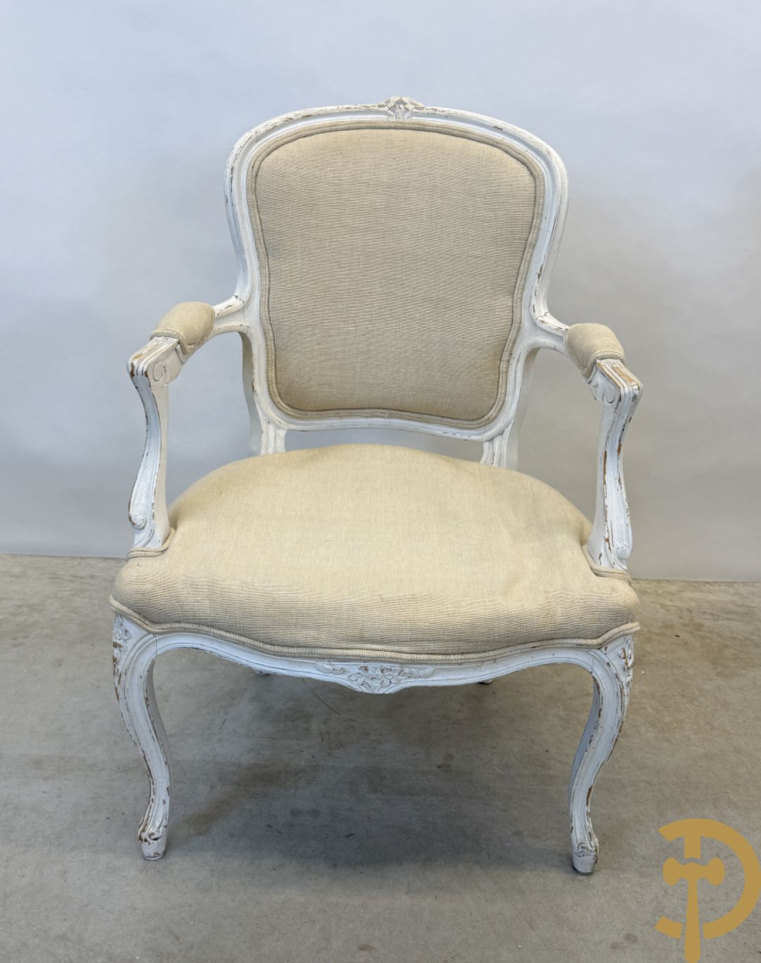 Paar wit gemonochromeerde Louis XV armzetels op voluutvormige poten + 1 andere