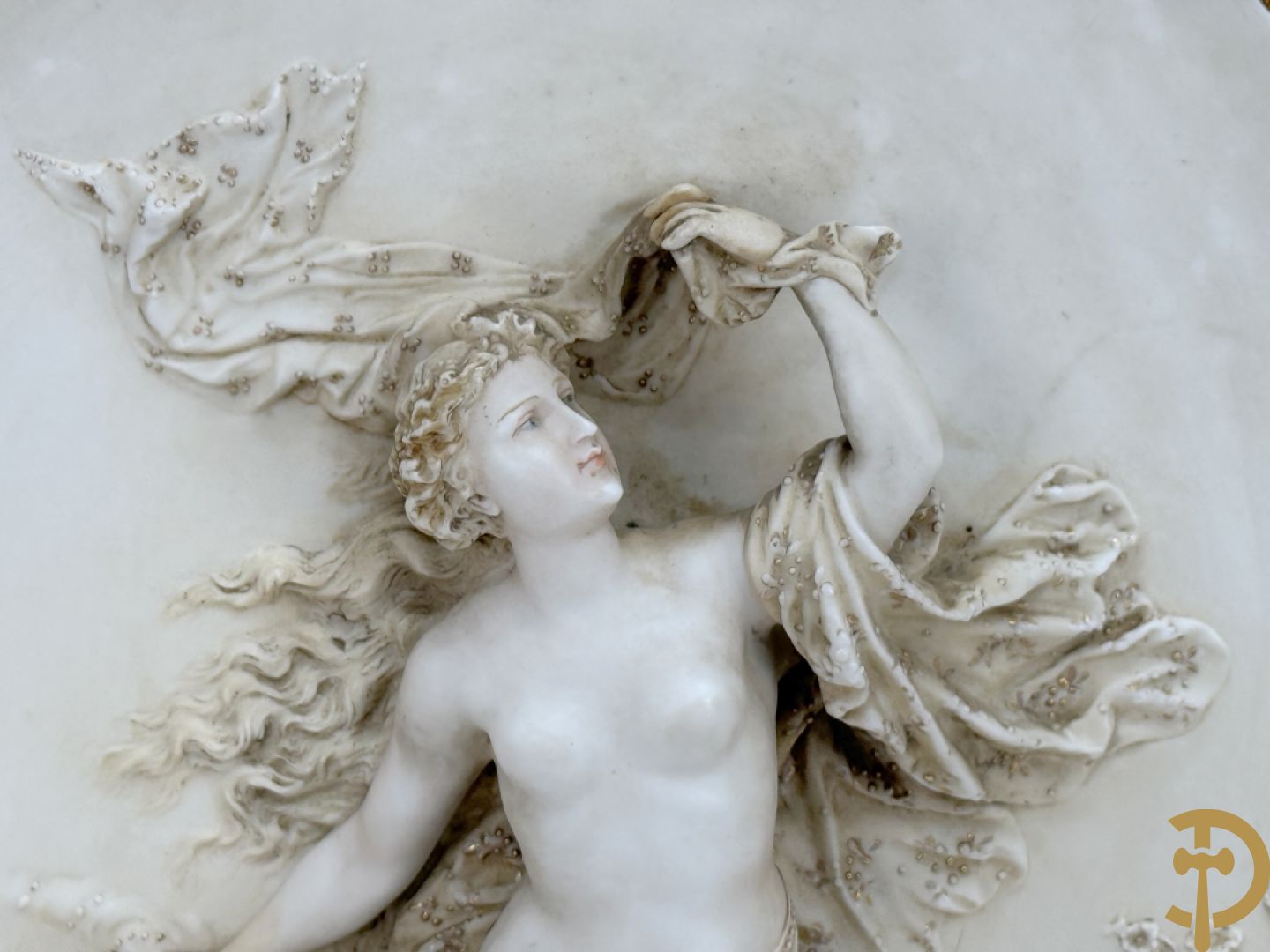 Paar ovale porseleinen plakkettes met elegante dame in bloemenveld