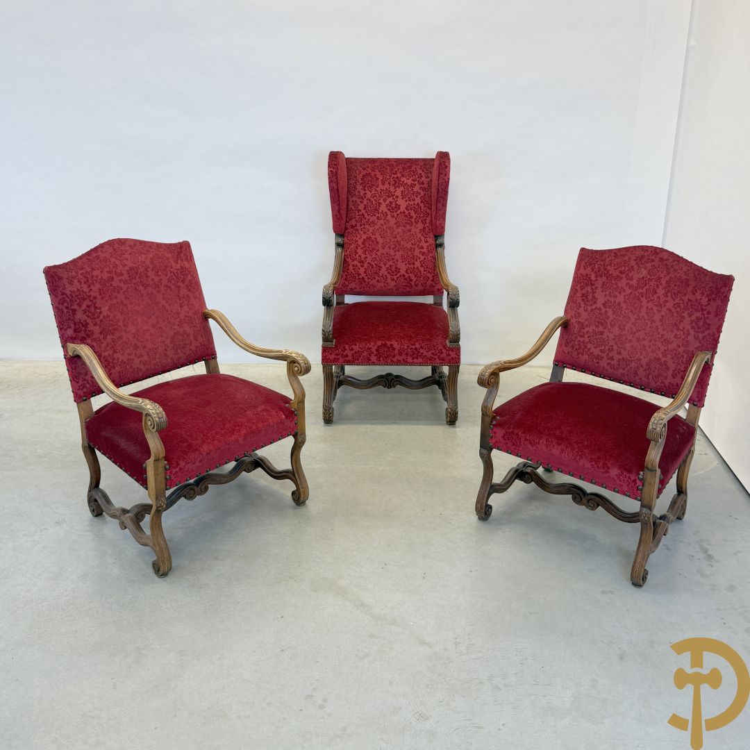Paar armzetels met voluutvormige armleuningen, bordeaux stof, gesculpteerd met accanthusranken + Armzetel met bordeaux stof, vollutvormige armleunungen en gesculpteerd met accanthusranken