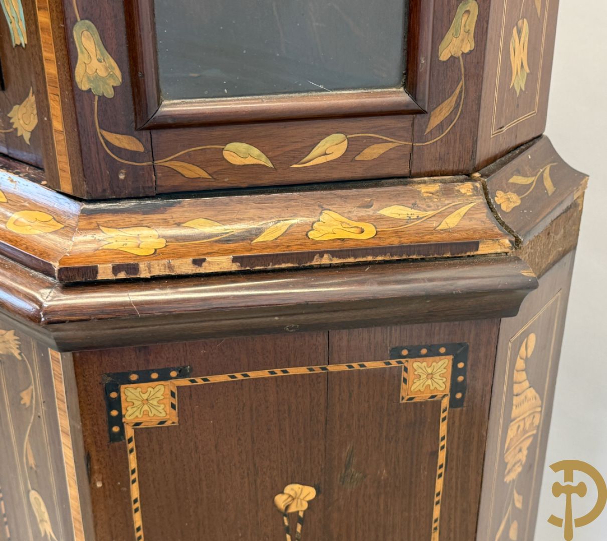 Hollandse vitrine met gemarketteerd bloementafereel, bovenaan met 2 beglaasde deuren en rocaille als kuif - onderaan met 2 gesloten deuren bezet met amforen, vogels en bloemenmarketterie