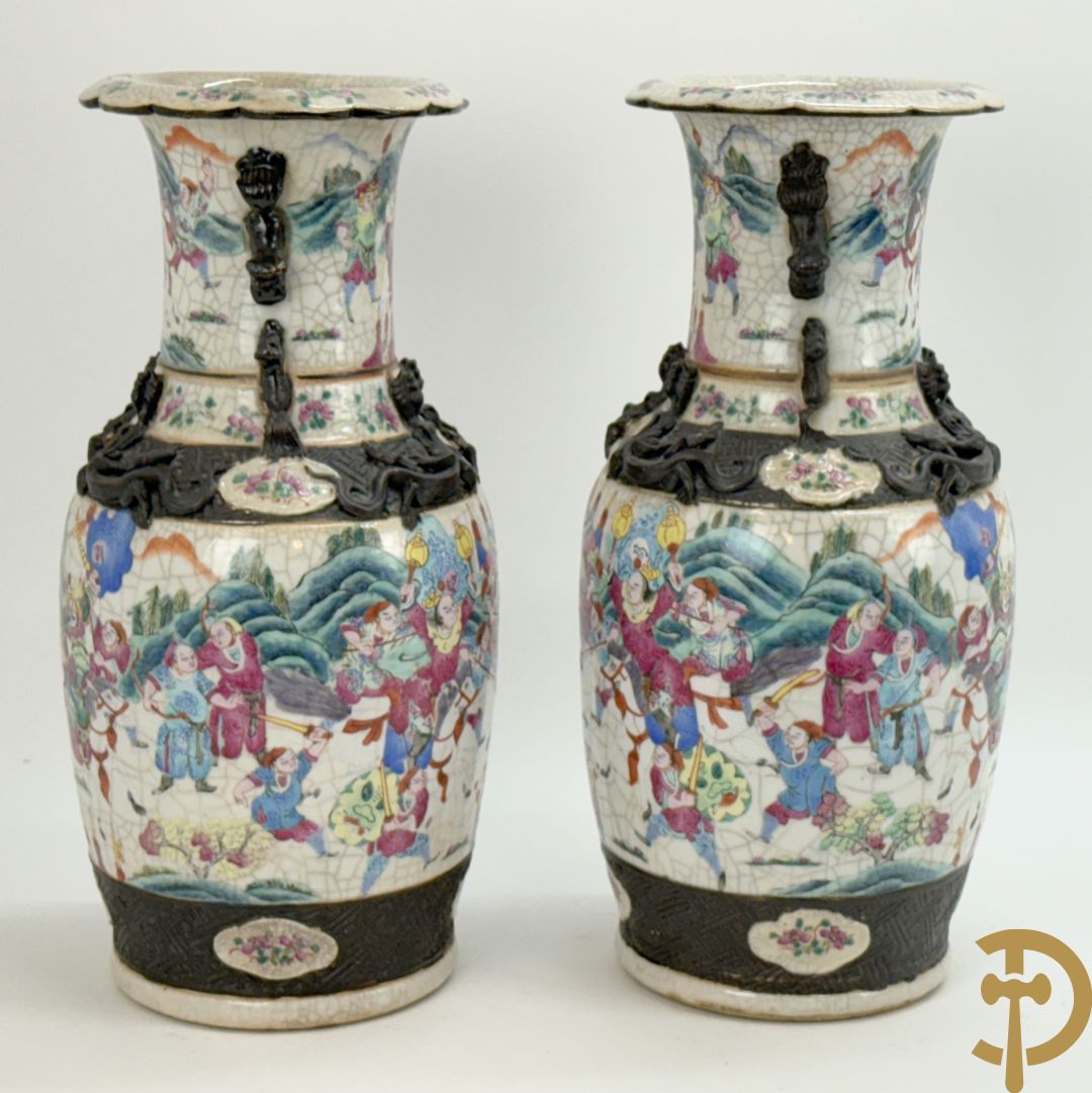 Paar Nankin vazen met dansende figuren en krijgertaferelen op houten sokkels