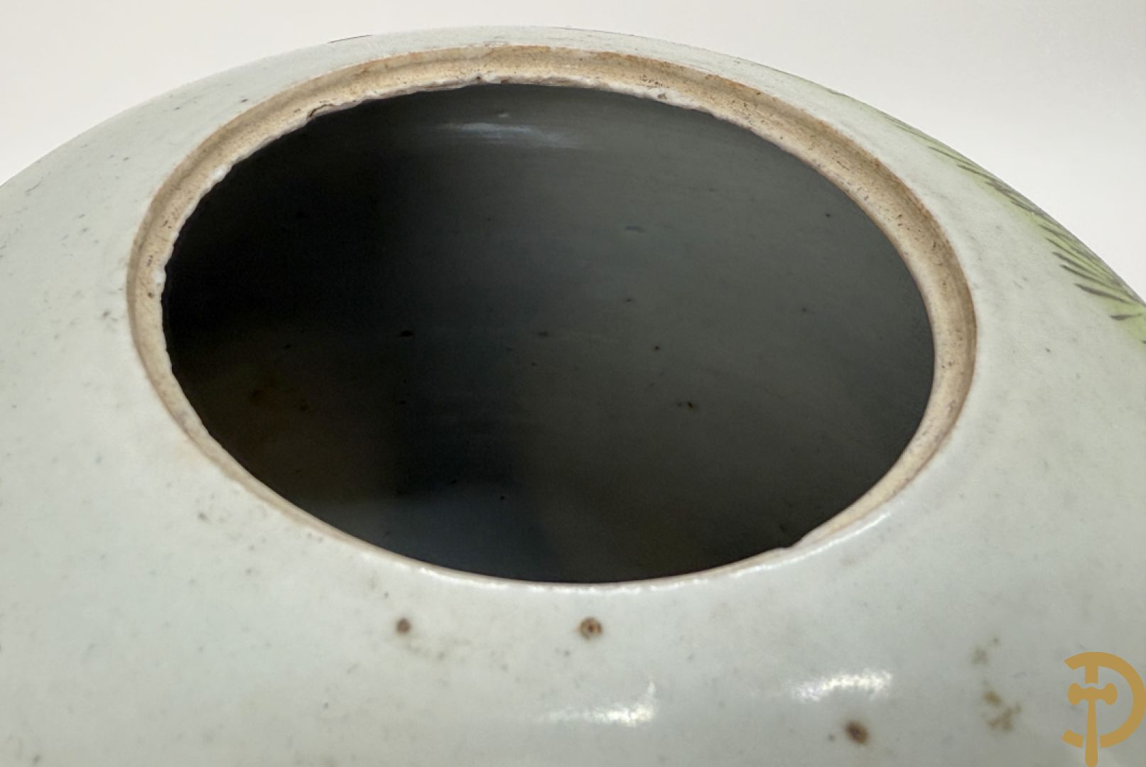 Twee Chinese porseleinen dekselpotiches met dieren- en bloemendecor