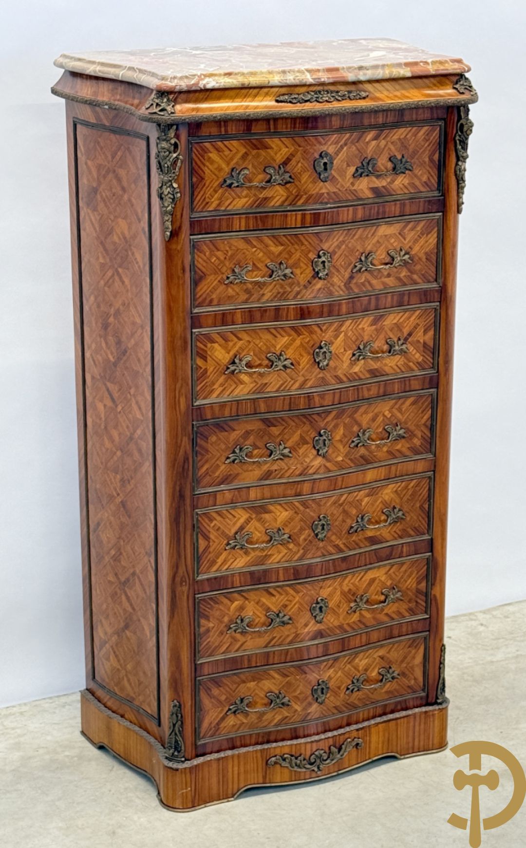 Gemarketteerde notelaren zevenladenkast bezet met bronsbeslag en marmeren blad