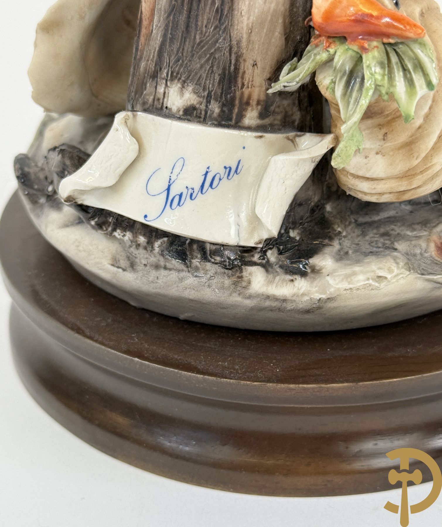 Twee grote Italiaanse groepen in 
gekleurde biscuit : jongens plukken appels - onderonsje aan tafel + 4 groepen in gekleurde Italiaanse biscuit