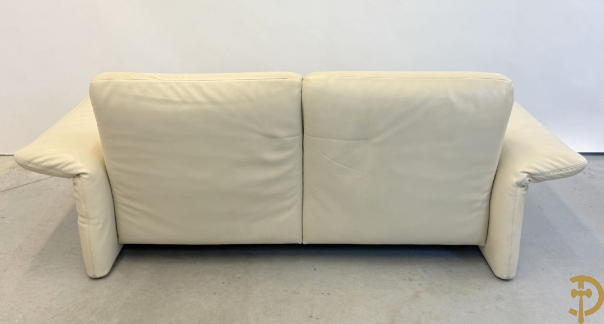 Salonensemble Koinor bestaande uit 3 elementen waarvan groot element met uittrekbaar voeteinde en twee tweezits