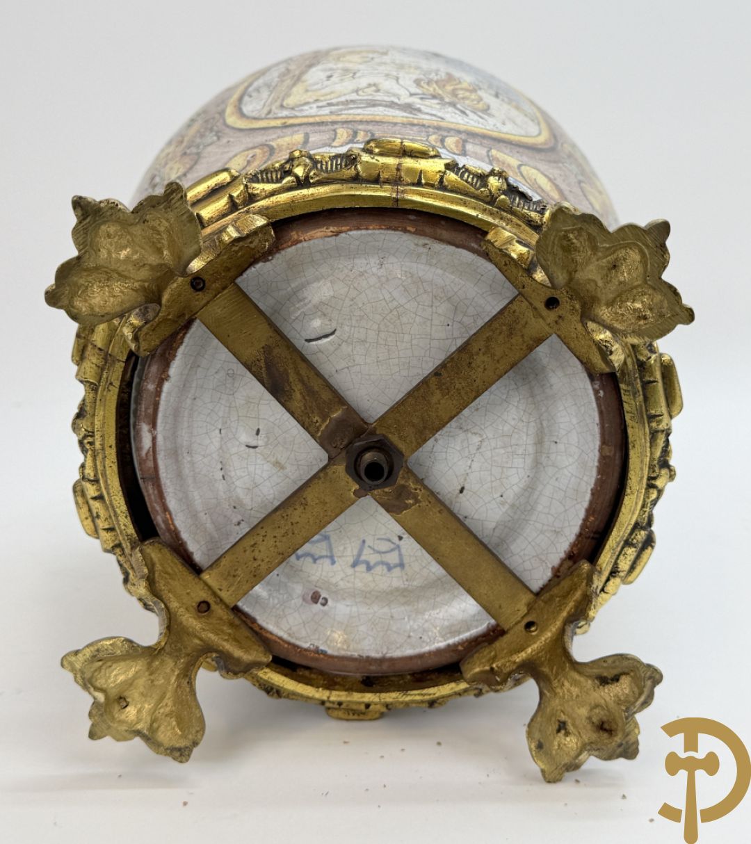 Dekselpotiche met decor van cupido in cartouche en bezet met bronzen ornamenten