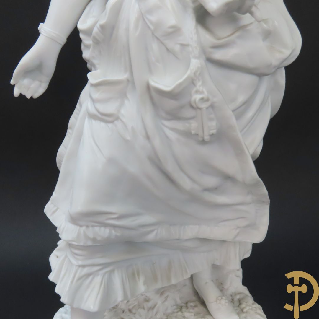 Paar grote witte biscuits van elegant koppel, onderaan gemerkt AM