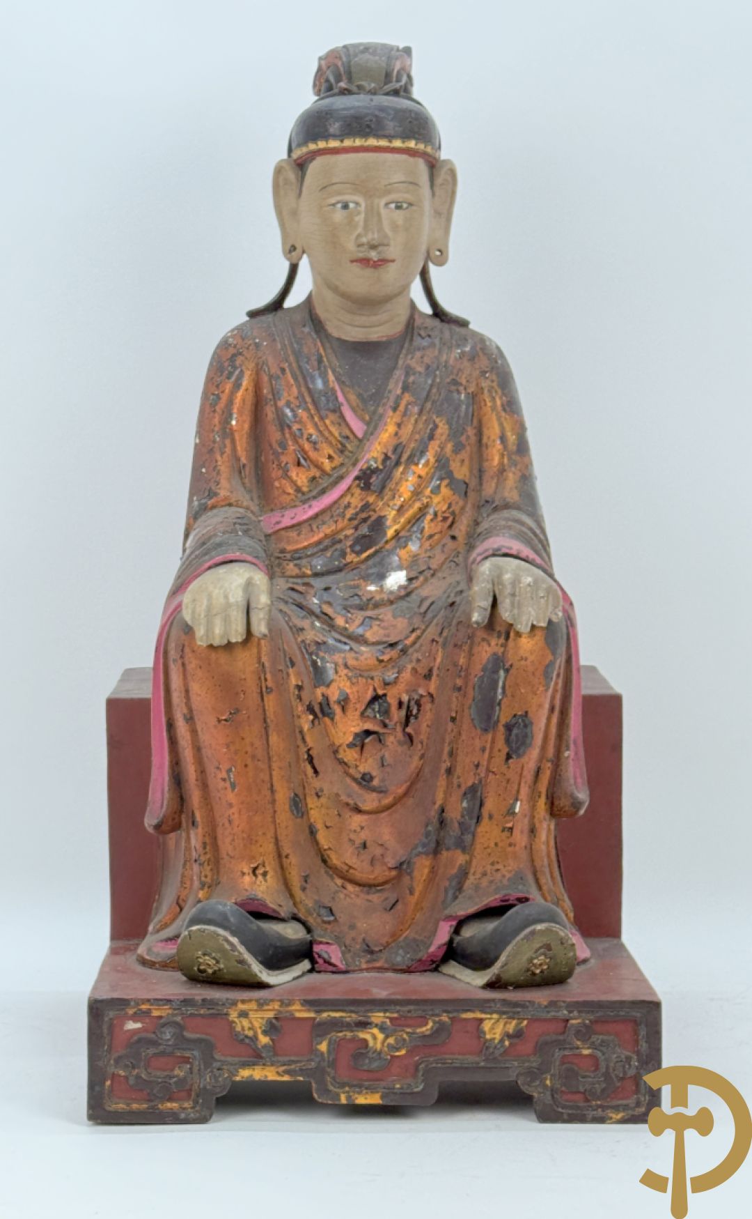 Houtgesculpteerd en gepolychromeerd zittend boedhistisch figuur