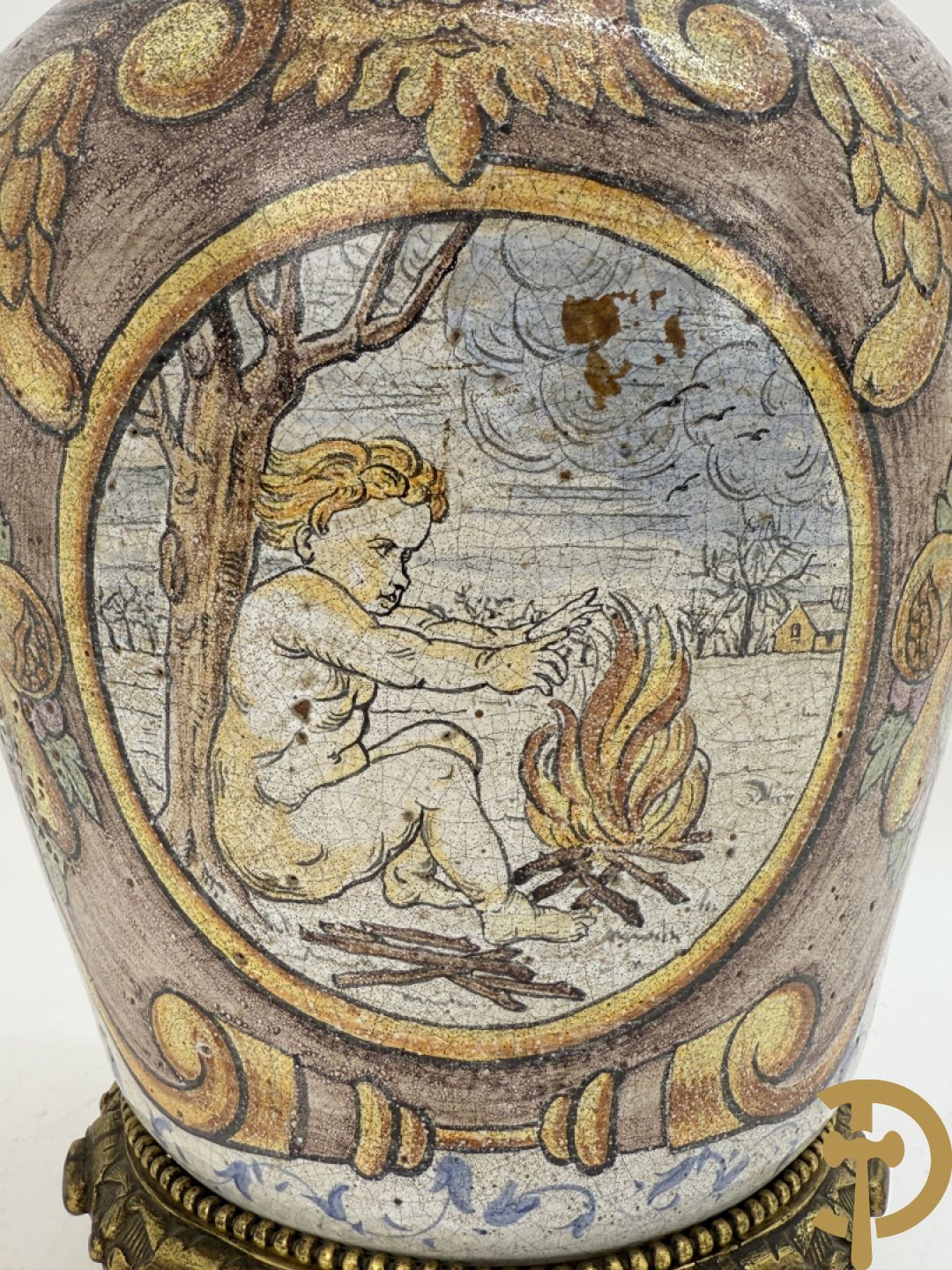 Dekselpotiche met decor van cupido in cartouche en bezet met bronzen ornamenten