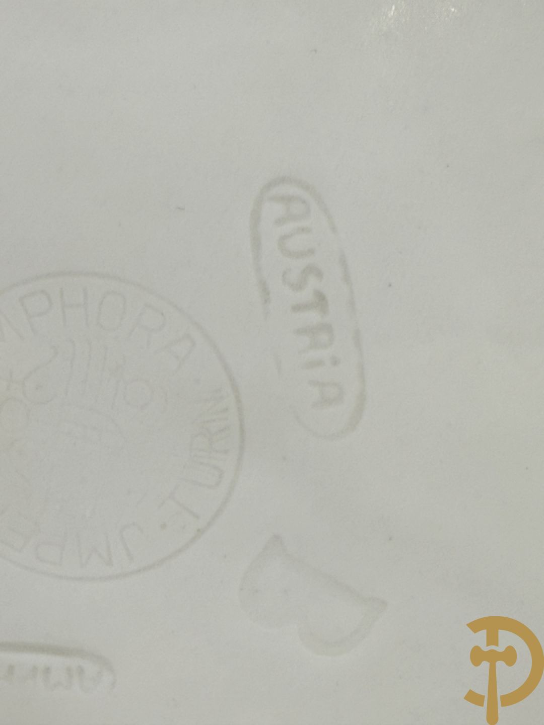 Paar meerkleurige faience vazen,  Austria gemerkt, met cupido