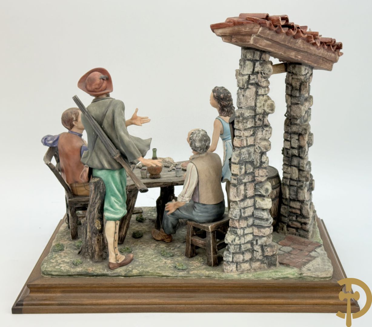 Italiaanse biscuit op houten sokkel met geanimeerde herbergscène