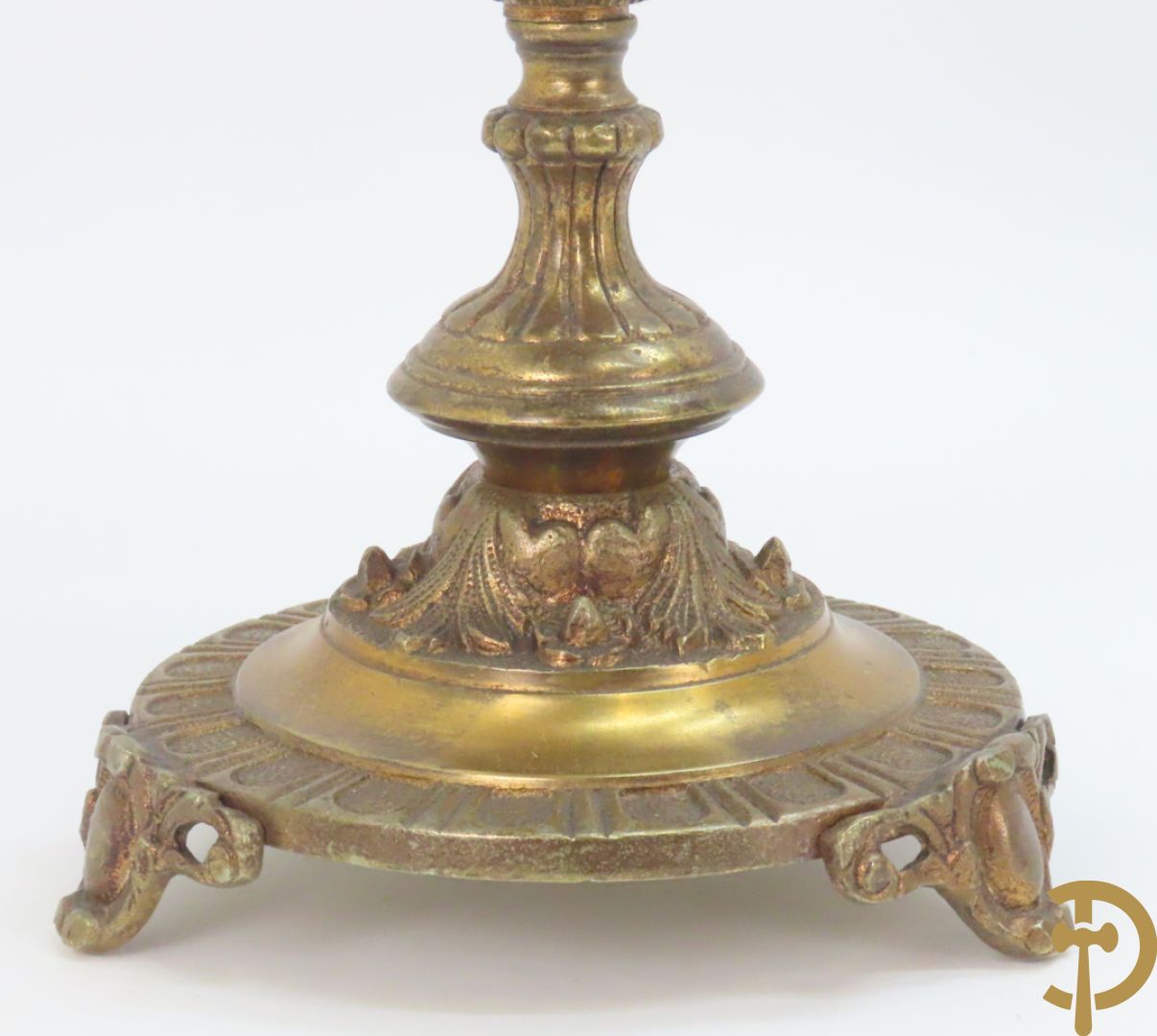 Driedelige bronzen garnituur bestaande uit pendule met 2 dames bovenaan, geflankeerd door paar zesarmige kandelaars