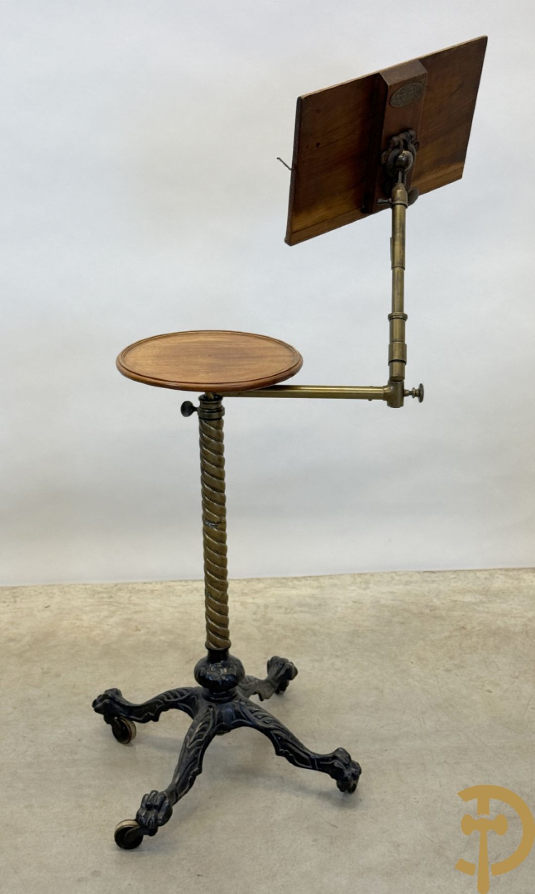 Leesstandaard met verstelbare boekhouder en zijdelings omhoog verplaatsbaar bijzettafeltje voor thee op gietijzeren draaibare voet, rond 1900 gemerkt J . CARTER - North