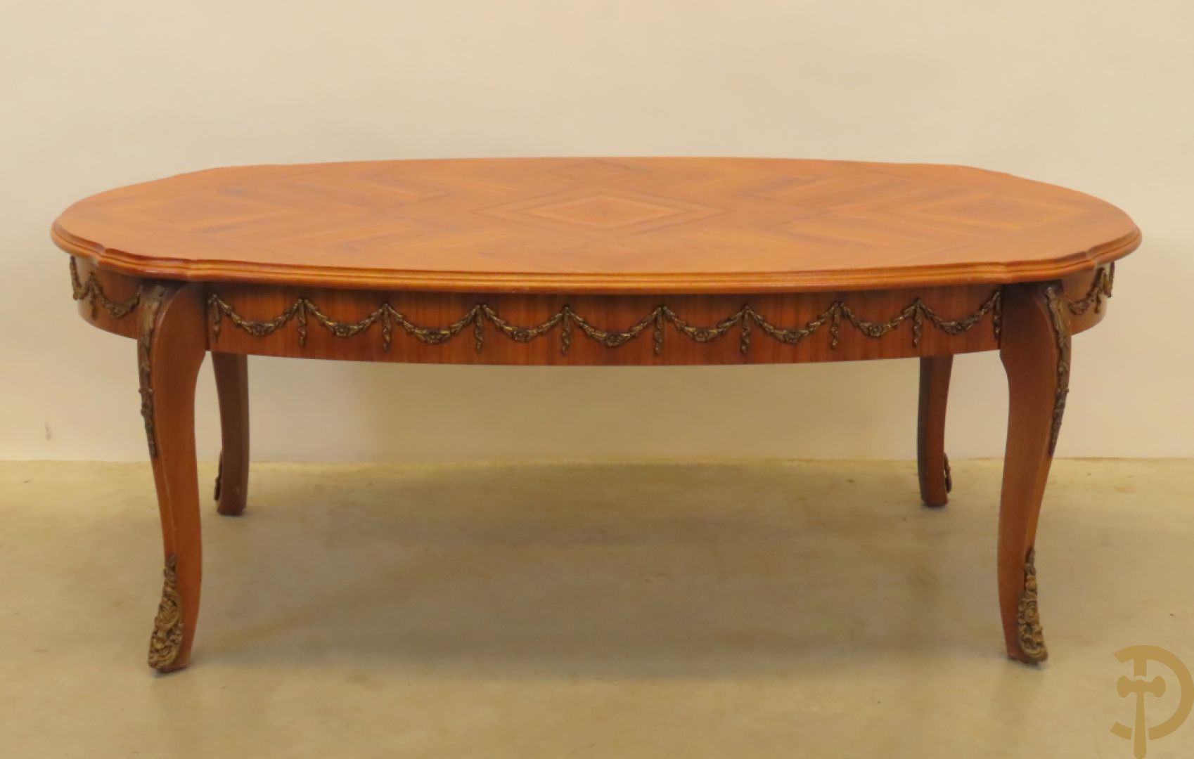 Notelaren ovale salontafel bezet met bronsbeslag