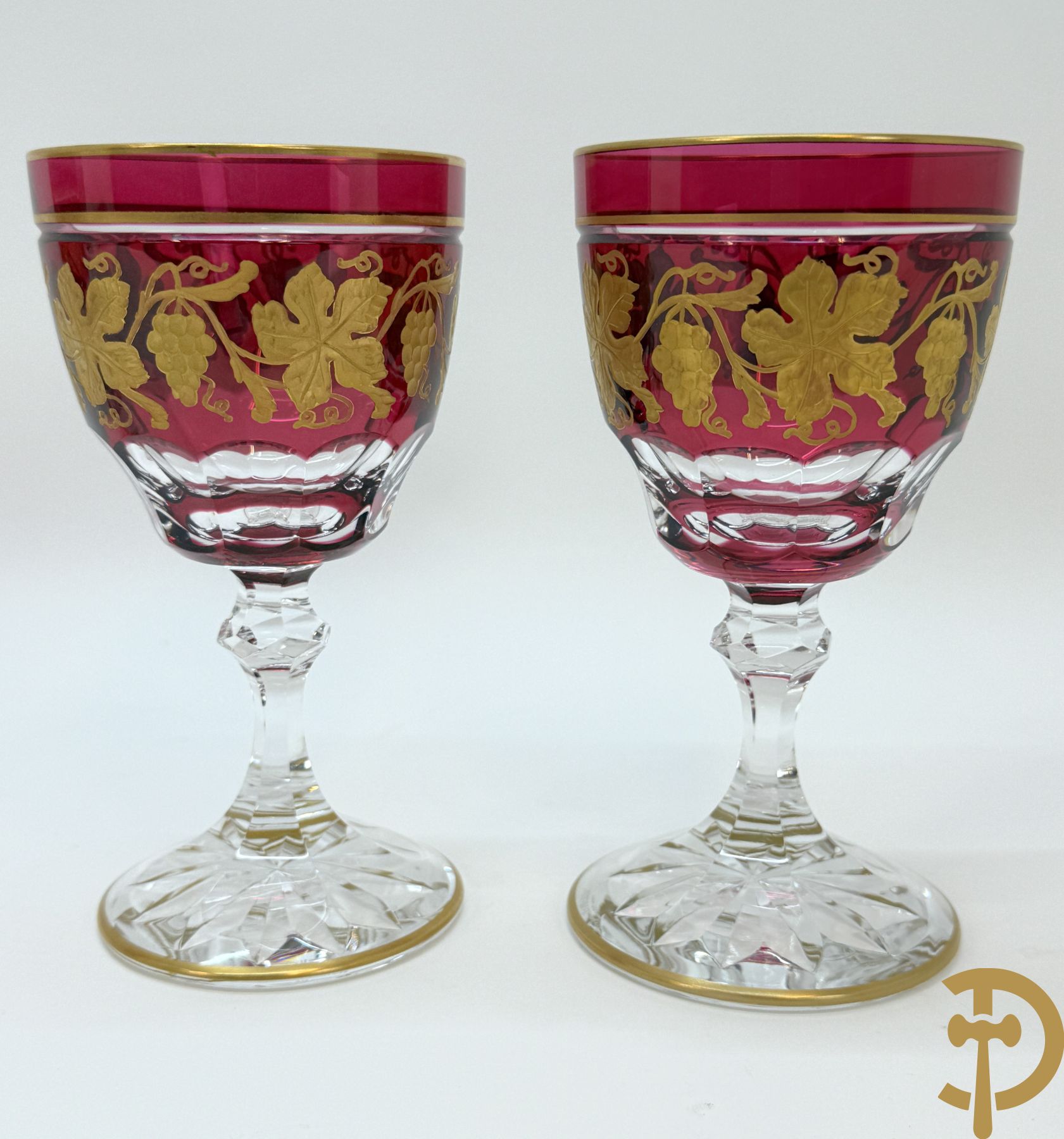 Acht rode handgeslepen Val-Saint-Lambert glazen met verguld decor van accanthusranken en druivenranken