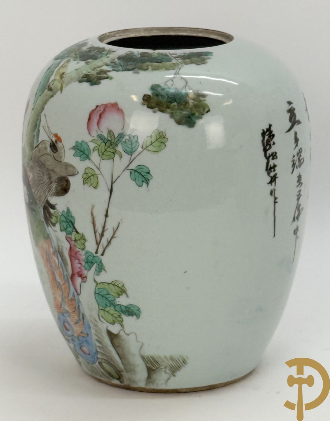 Drie Chinese porseleinen dekselpotiches met vogel- en bloemendecor