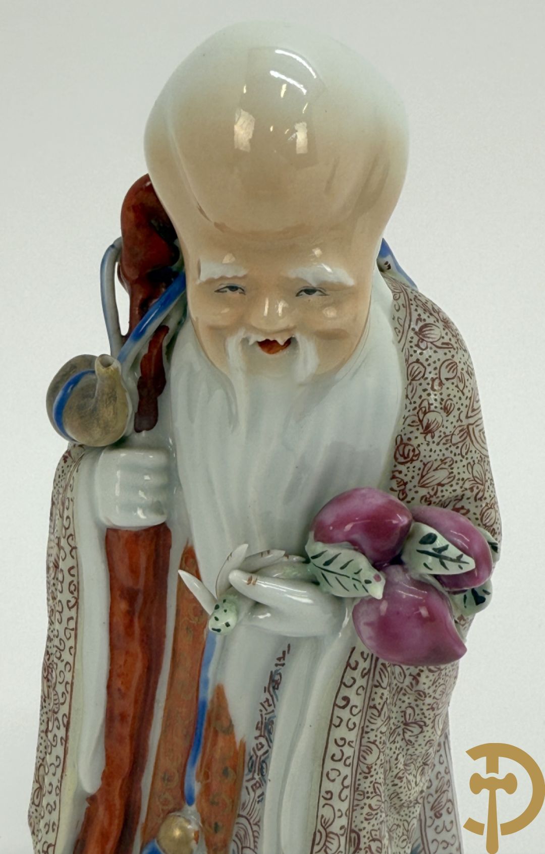 Vier Chinese porseleinen wijsgeren waarvan 1 gestempeld