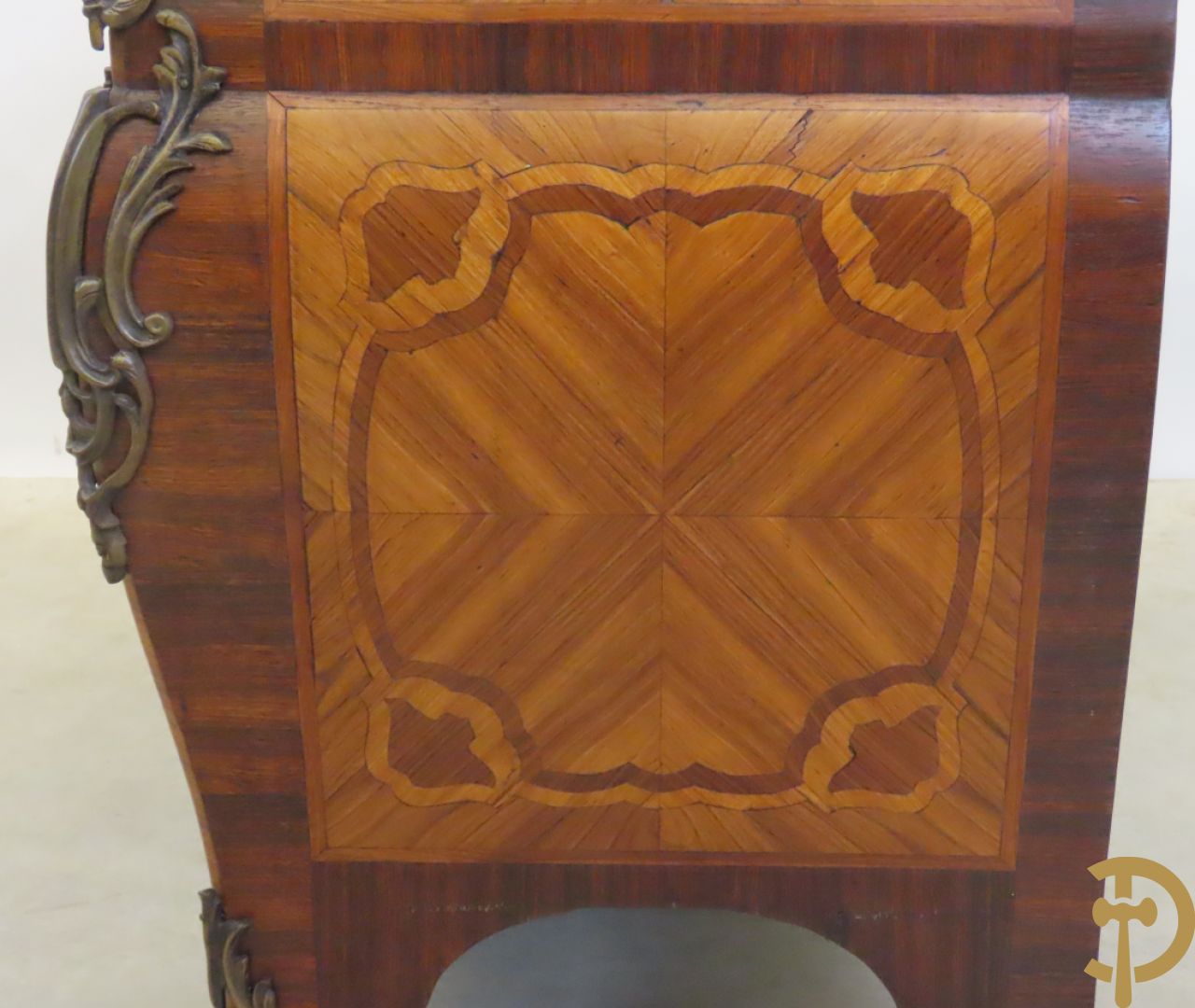 Gegalbeerde vierladencommode met bronsbeslag, marqueterie en marmeren blad