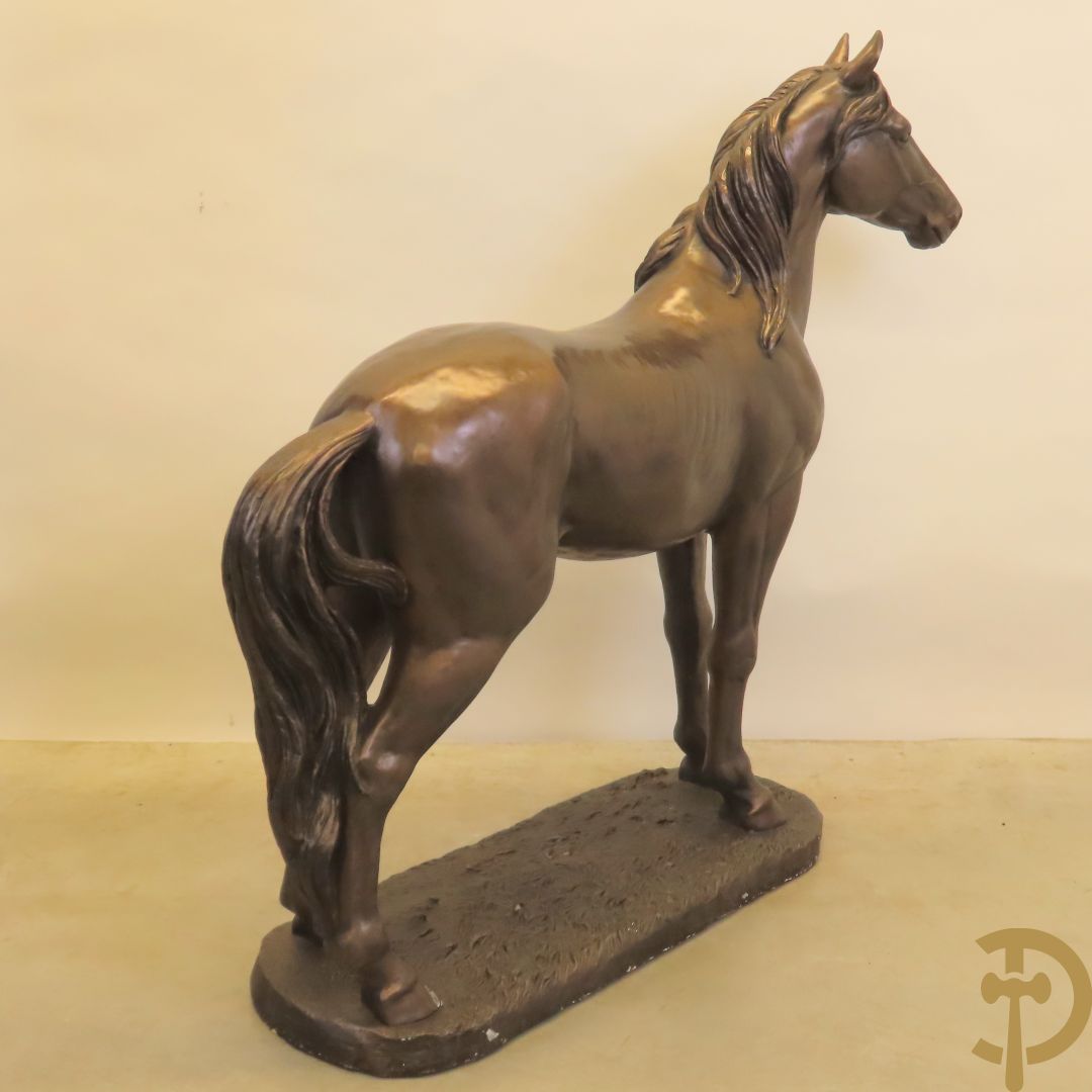 Staand paard in gebronzeerd polyester
