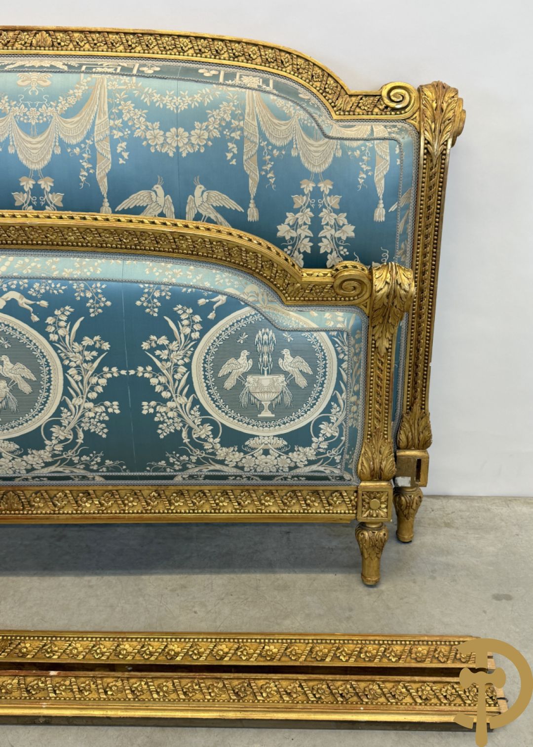 Verguld afgebogen Louis XVI bed met accanthusranken en voluutvormige ornamenten, mooi gestoffeerd met florale motieven