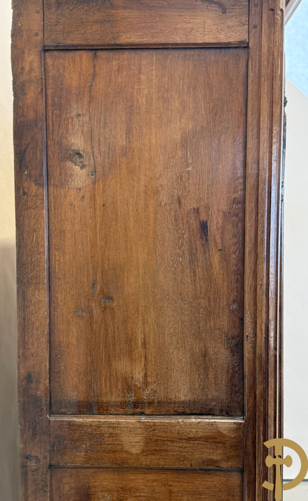 Massief eiken tweedeurskast met afgestoken panelen en gecanneleerde afgeronde hoeken