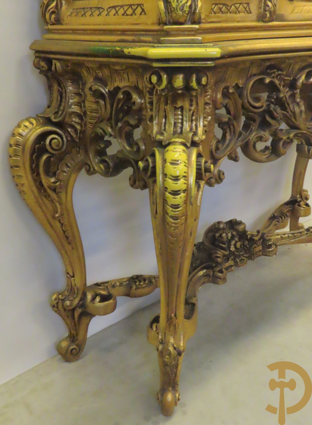 Uitzonderlijke vergulde Louis XV eetkamer bestaande uit vijfdeursdressoir met voluutvormige accanthusranken en rocailles, beschilderd met bloemenmotieven en centraal tafererel met hoornen des overvloeds + bijhorende spiegel vergulde tafel op voluutvormige poten met zes bijhorende stoelen + vitrine met accanthusranken en centrale deur, op voluutvormige poten