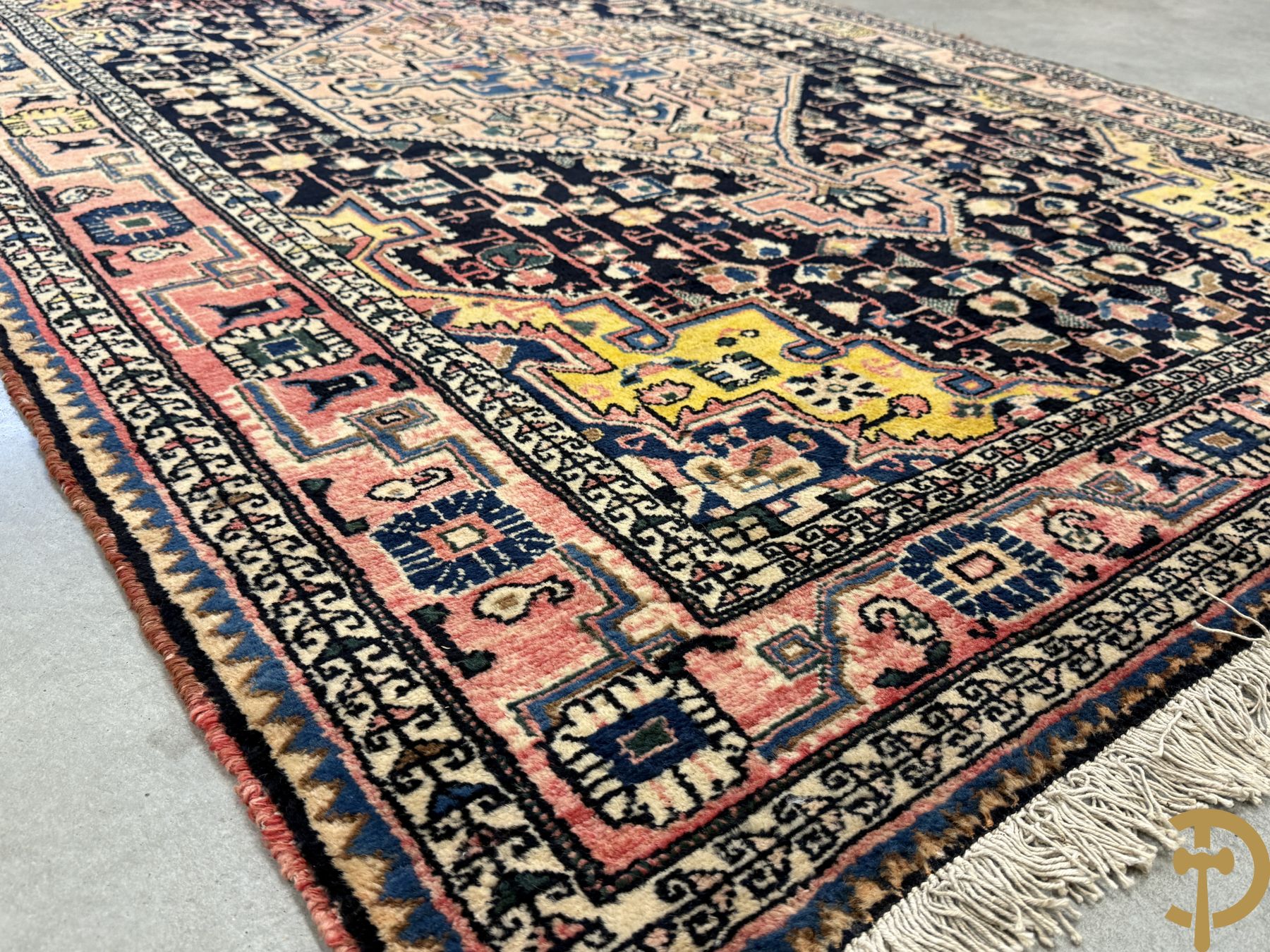 Drie oosterse handgeknoopte tapijten met blauwe fond