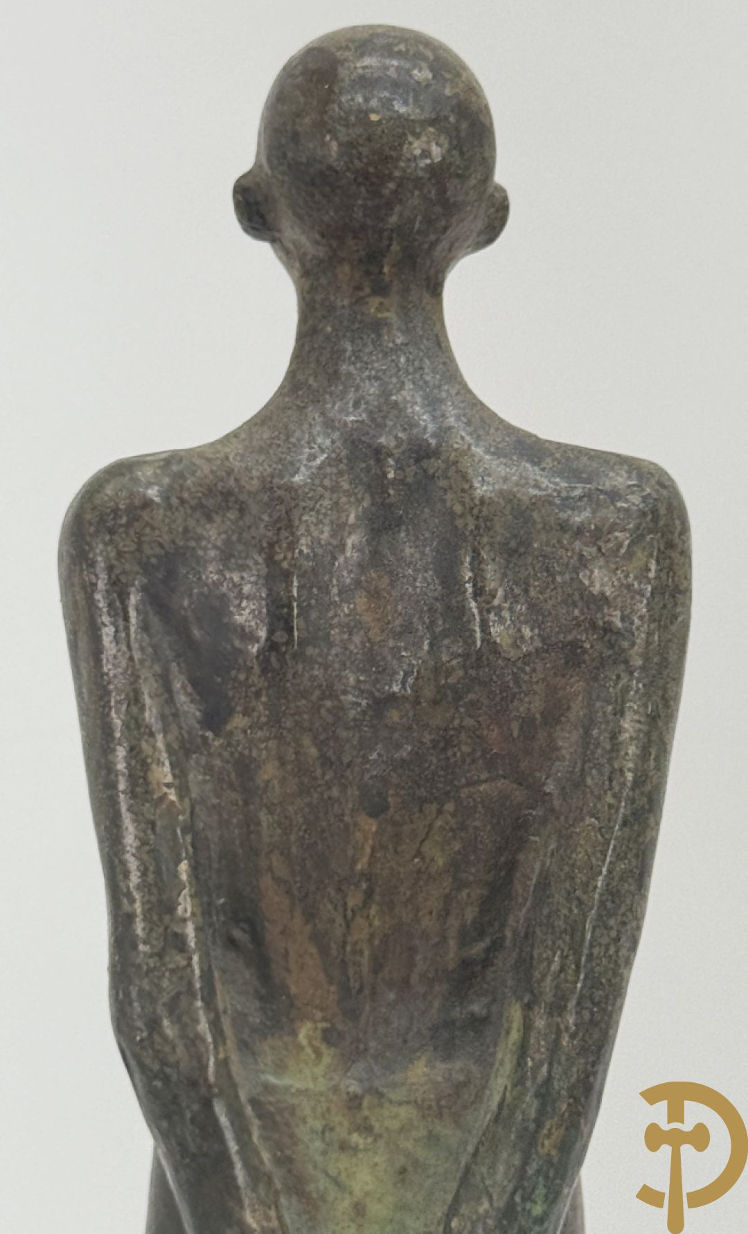 VAN CuL...(?) onleesbaar getekend achteraan Bronzen boegbeeld W.O. II Duits met tekens op marmeren sokkel