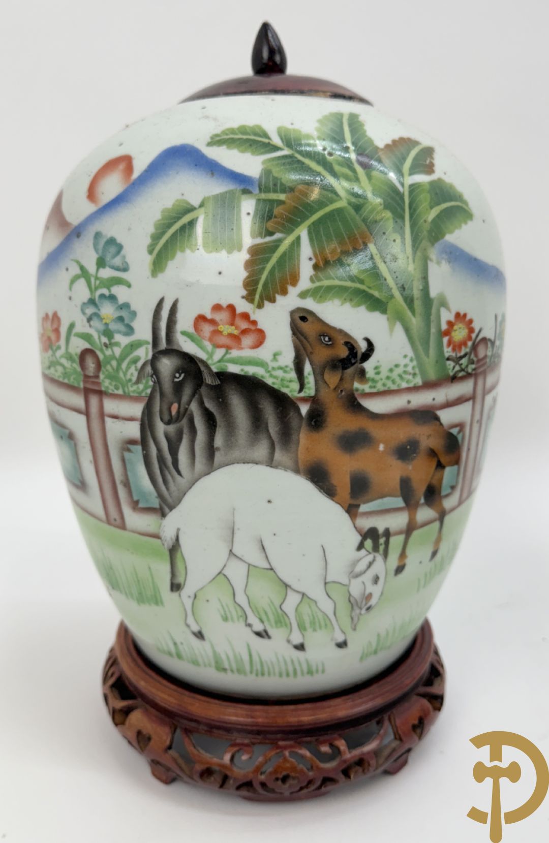 Twee Chinese porseleinen dekselpotiches met dieren- en bloemendecor