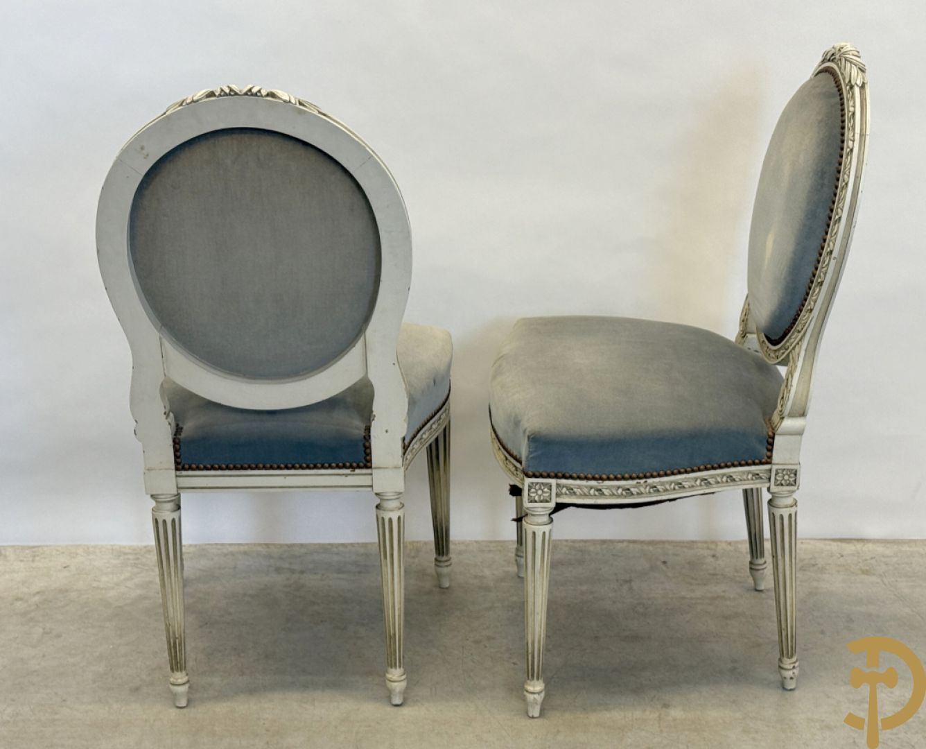 Salonensemble met rocailles, bloemenmotieven en gecanneleerde poten bestaande uit canapé, 2 armzetels en 2 stoelen