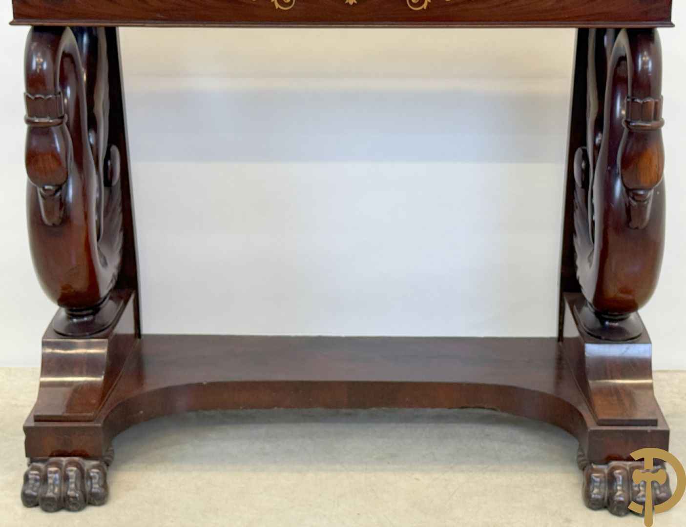 Mahoniehouten console met lade, voluutvormige zwanehalzen en marmeren blad