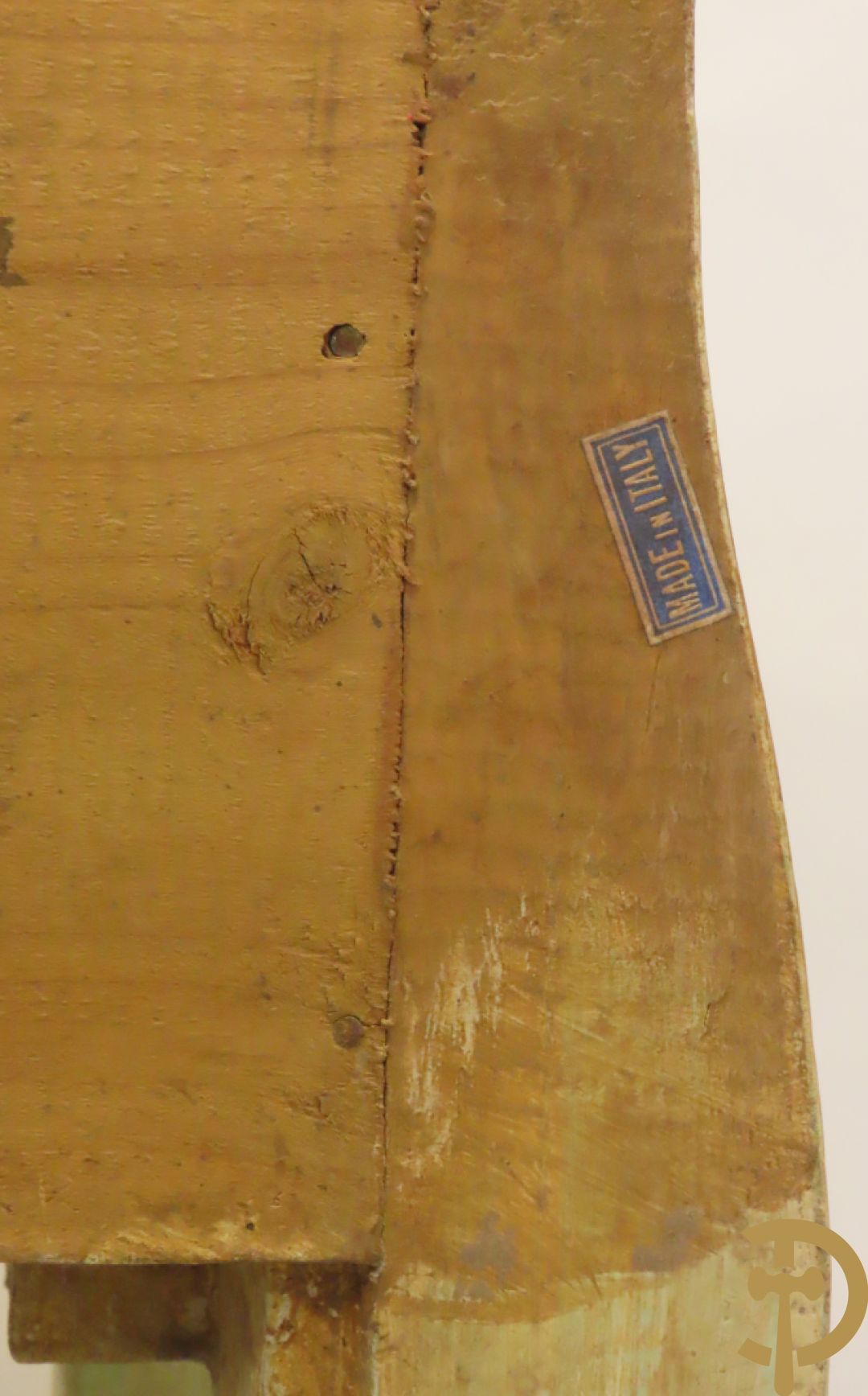 Paar gegalbeerde en gemonochromeerde bijzetkastjes met 2 lades en beschilderd bloemendecor op voluutvormige poten