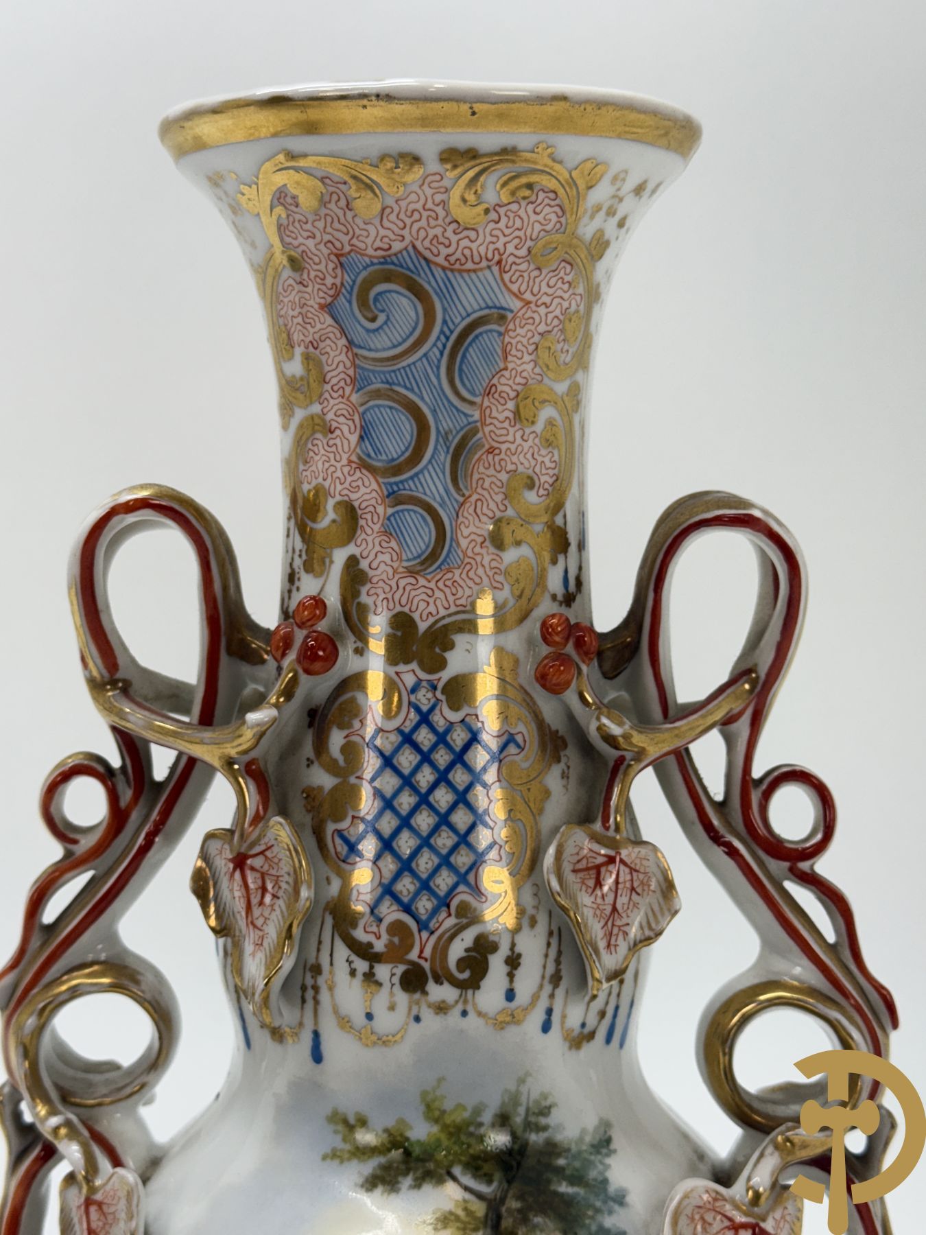 Paar Vieux Paris vazen met romantisch handbeschilderd tafereel