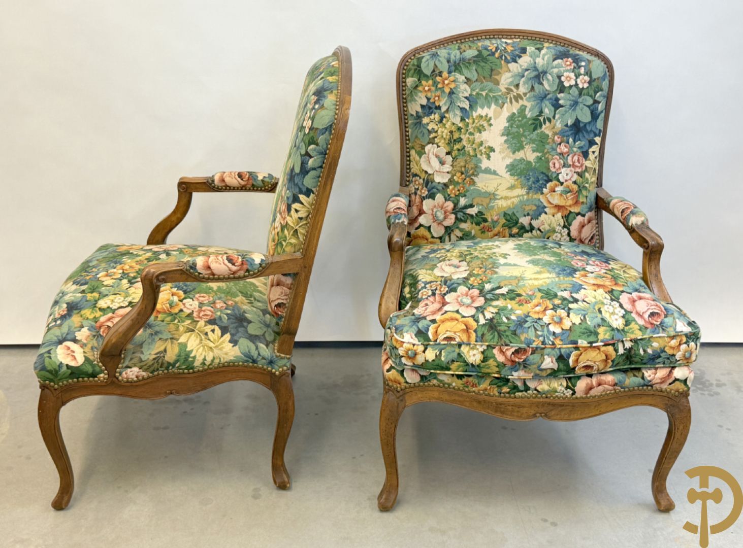 Vier notelaren armzetels bekleed met bloemenstof, met gezwaaide armleuningen op voluutvormige poten + bijhorend voetbankje