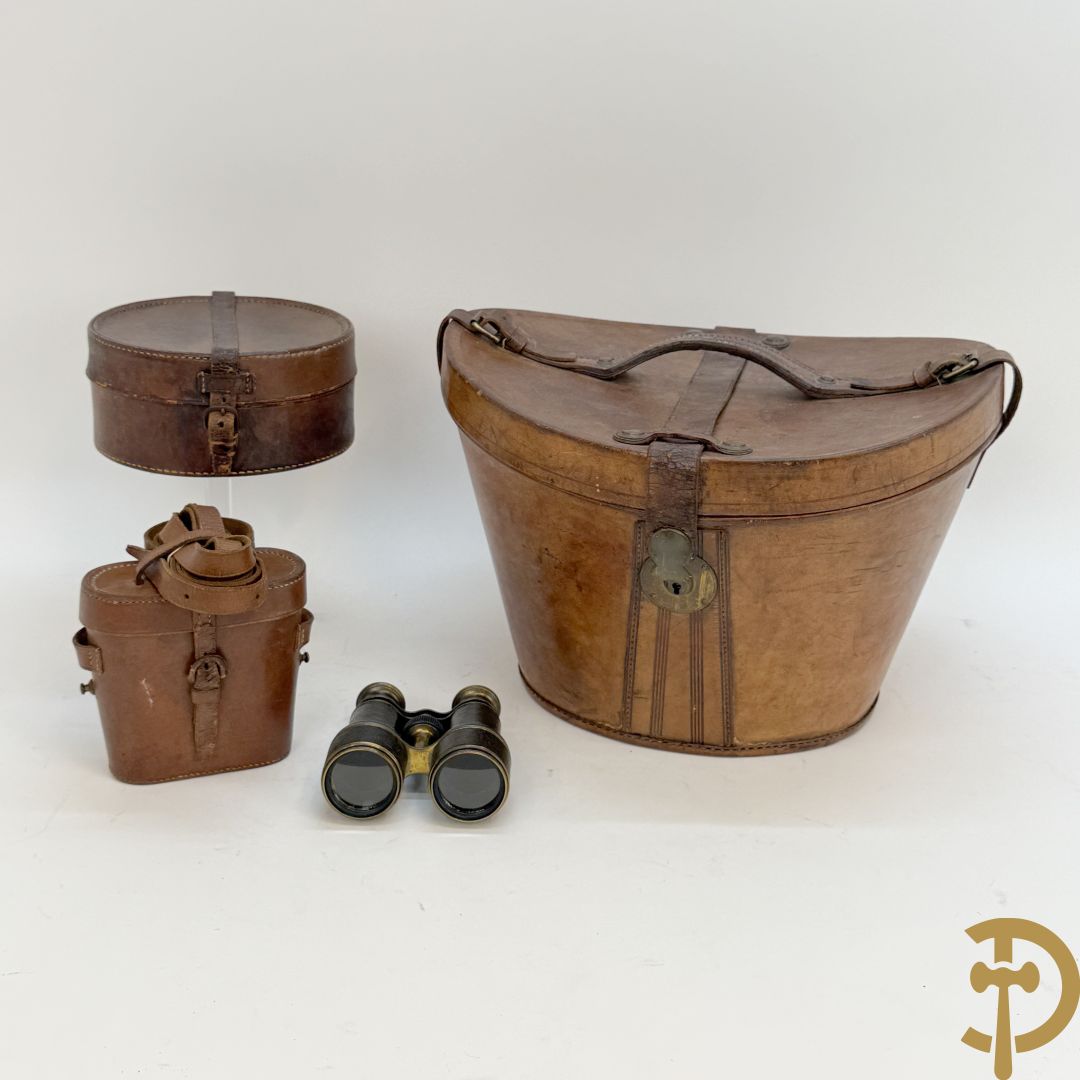 Engelse lederen hoedendoos + rond lederen doosje met lederen etui met verrekijker