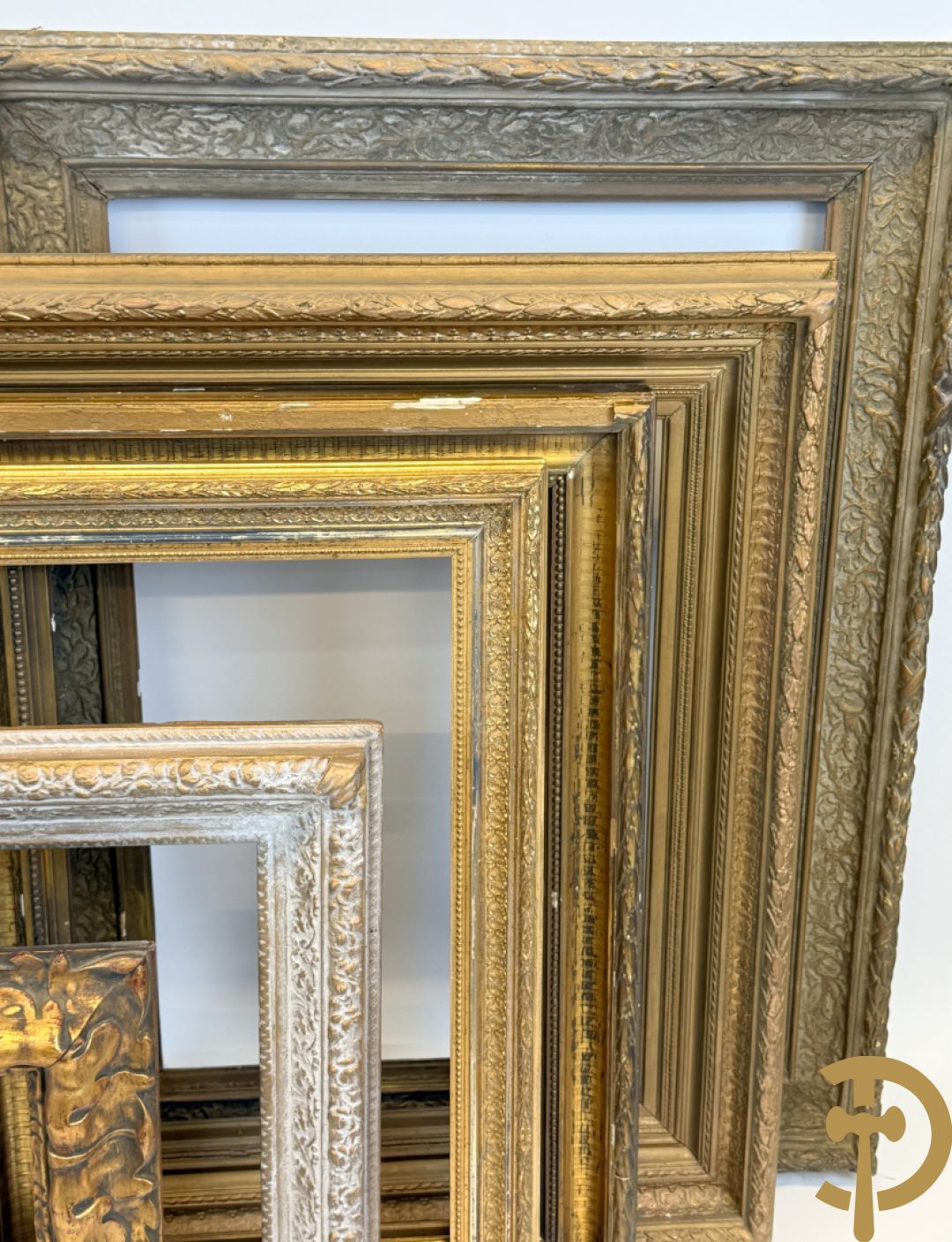 Oude vergulde lijsten Louis XVI stijl, deels met moulures